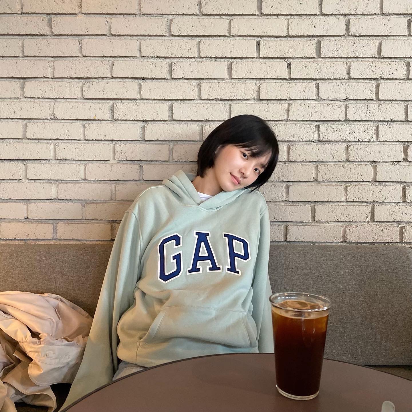 선선해질수록 생각나는💇‍♀️@풀뱅

여름에는 풀뱅을 시도하기 어려웠다면, 이제 가을이 오면서 풀뱅이 점점 더 매력적으로 느껴지지 않으신가요? 풀뱅은 트렌디하면서도 내추럴한 느낌을 동시에 줄 수 있어요. 특히 이마나 눈썹에 컴플렉스가 있다면, 숱이 많은 앞머리로 자연스럽게 보완할 수 있죠. 또한 풀뱅은 그 자체로도 화려함을 더해주기 때문에 민낯일 때도 잘 어울린다는 장점이 있어요. 이번 가을에는 셀럽들의 풀뱅 스타일을 참고해서 새로운 이미지로 변신해 보세요🤎 이미지2