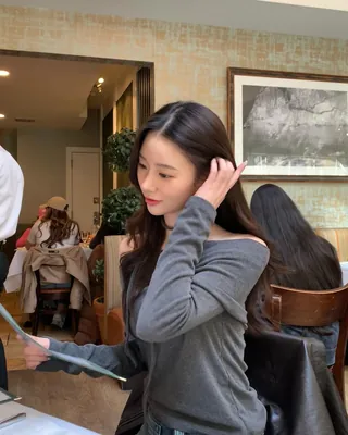 지금부터 쭉 입을🩶오프숄더 니트
포인트를 더하고 싶은 날 오프숄더로 페미닌 무드 얹기✔️ 이미지