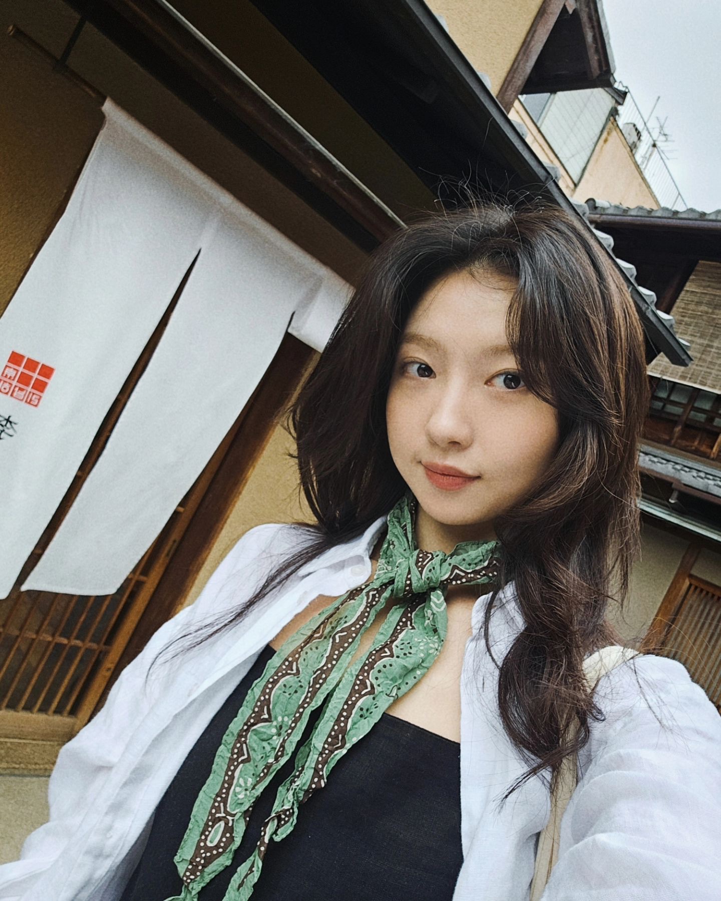 가을 셔츠에 스카프로 분위기🤍✨ 이미지