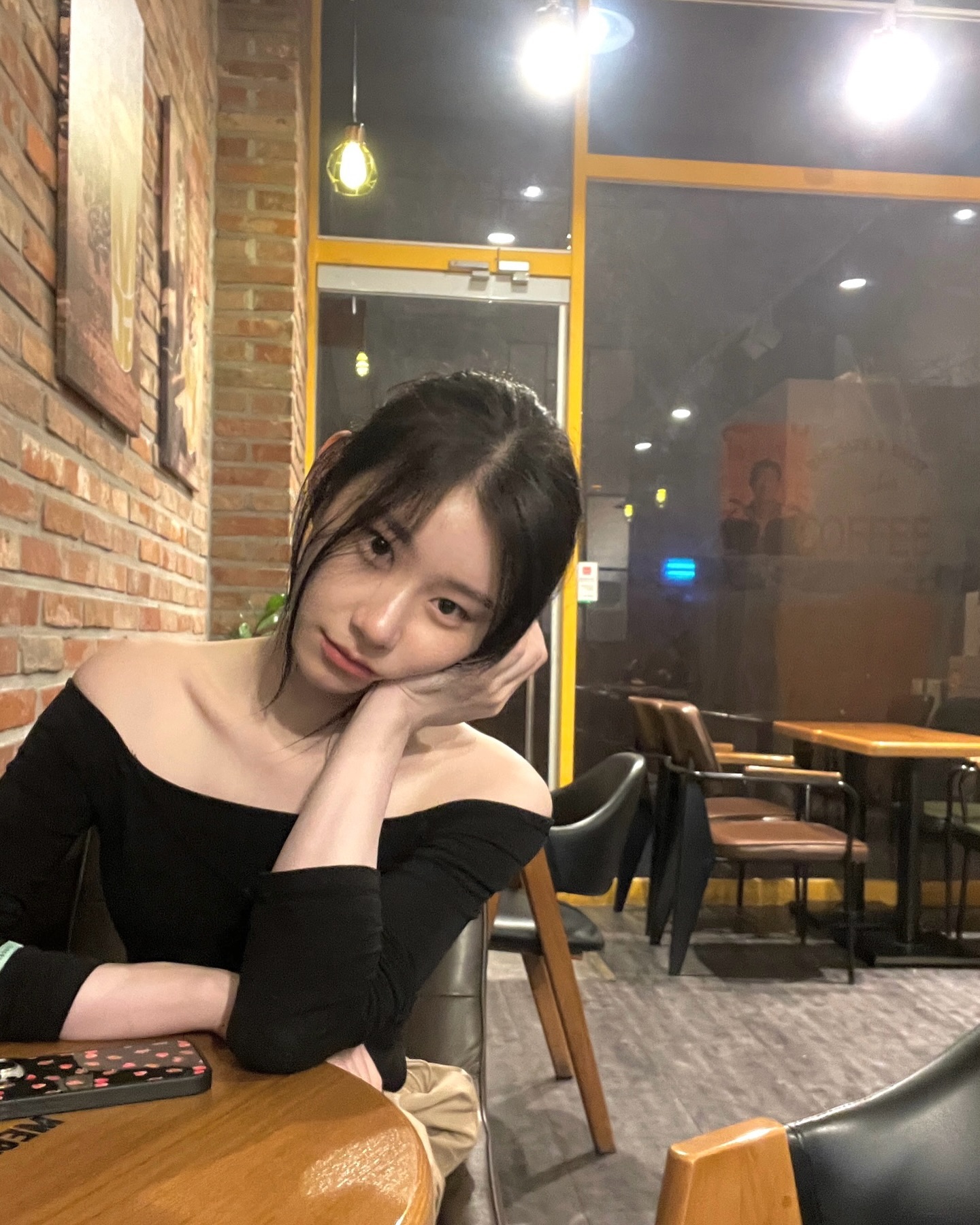 지금부터 쭉 입을🩶오프숄더 니트
포인트를 더하고 싶은 날 오프숄더로 페미닌 무드 얹기✔️ 이미지6
