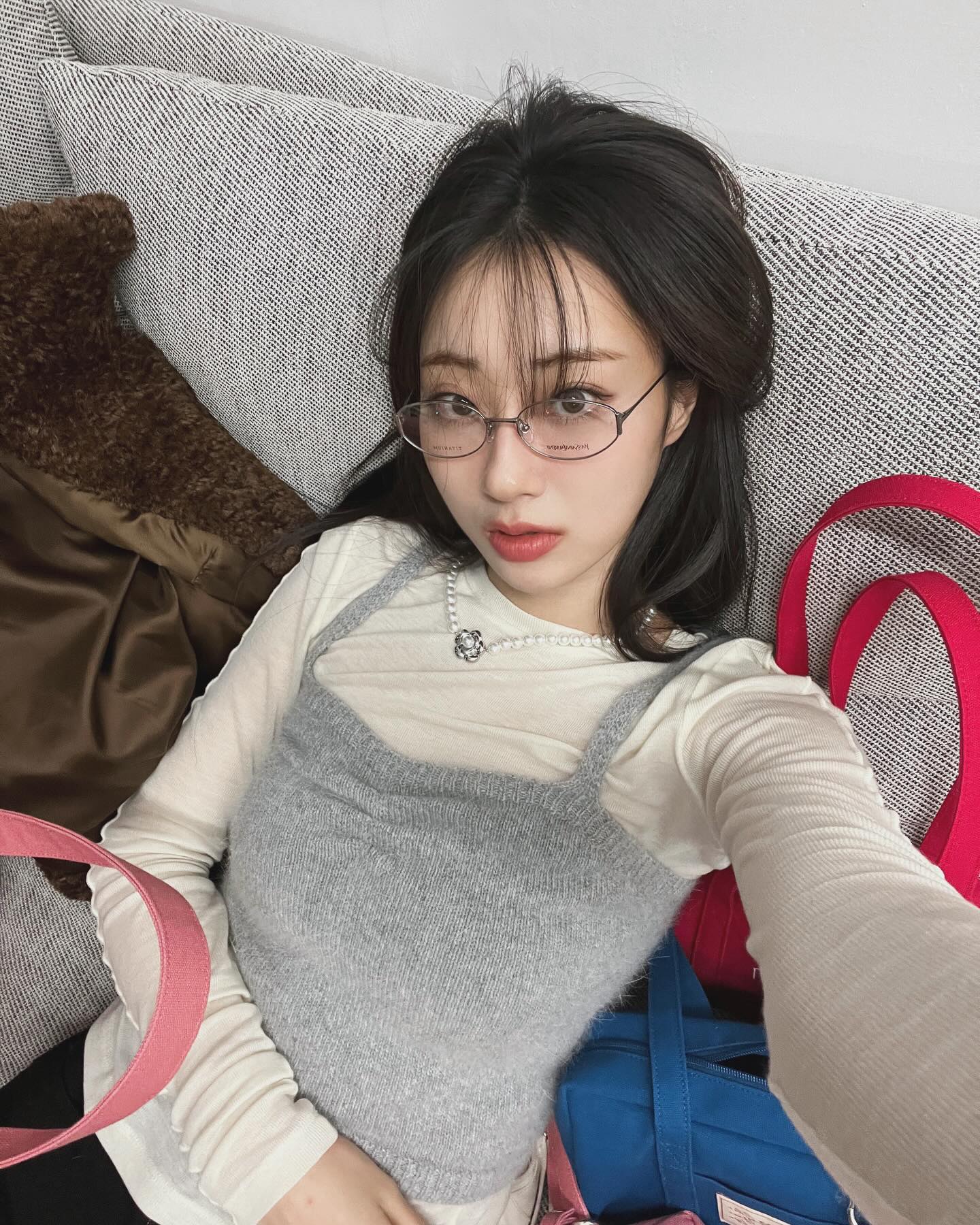 지금 필수인 얇은 롱슬리브🤍🩶
단독으로도 입고 뷔스티에 레이어드해서 입는 만능템🫶🍃 이미지7