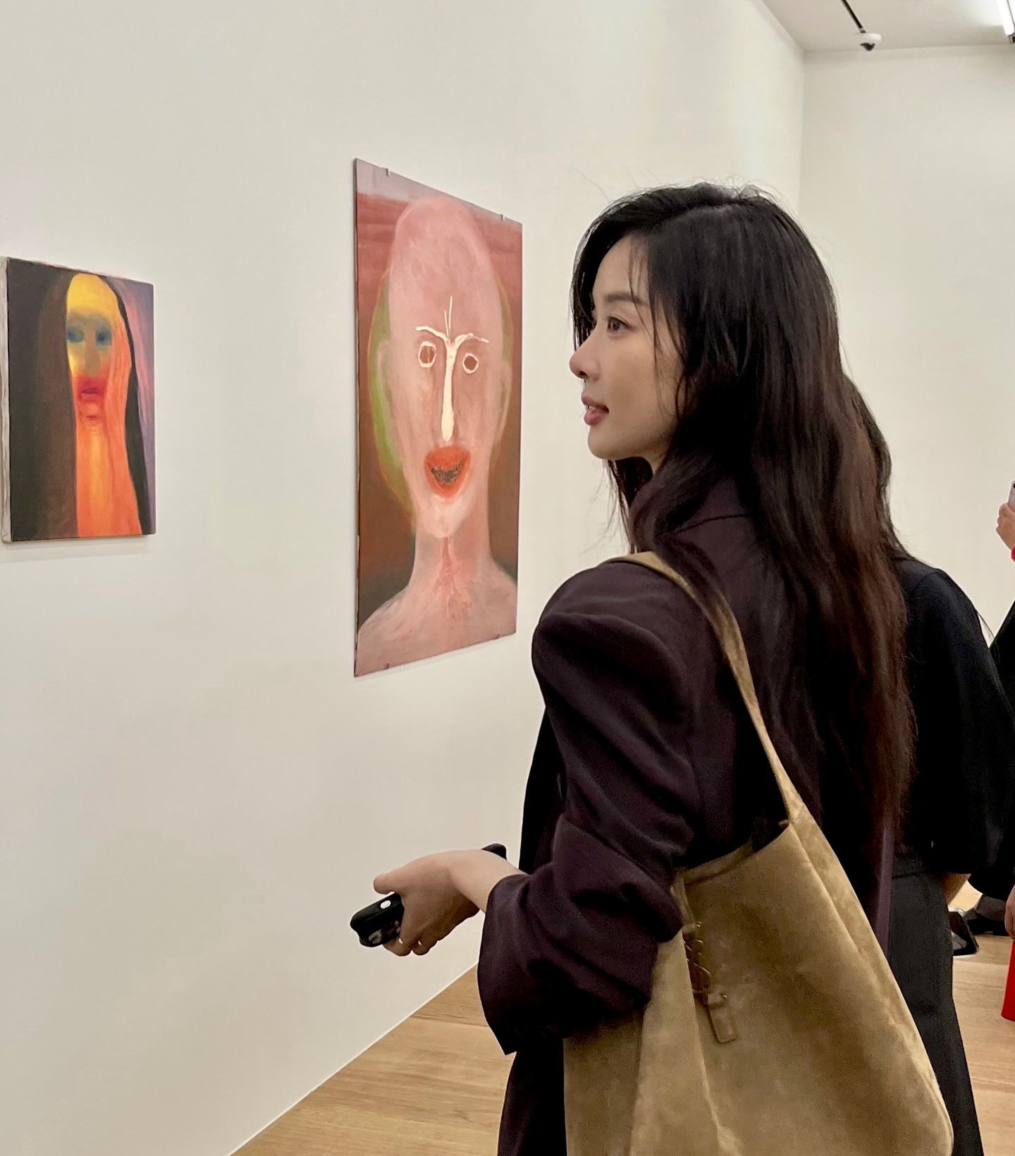 2024 FW 대표 컬러🤎브라운

아침저녁으로 선선해진 날씨를 보니 가을이 곧 다가오고 있음을 느낍니다. 이 시점에서 주목해야 할 것은 바로 이번 가을과 겨울의 대표 트렌드 컬러인 브라운입니다! 따뜻한 브라운 컬러는 차분하면서도 최근 유행하는 미니멀룩과 드뮤어룩에 완벽하게 어울리는데요. 이번 가을에는 셀럽들의 브라운 아이템을 참고하여 멋진 가을을 맞이해 보세요!

1. 이청아: 생로랑(가방) - 스웨이드 소재의 LE 5 À 7 소프트 라지 백

2. 윈터: 폴로 랄프 로렌(가방) - 폴로 ID 스웨이드 미니 숄더백

3. 허영지: 스탠드오일(가방) - 오블롱백

4. 김지영: 제너럴아이디어(상의) - 시그니처 울 크루넥 가디건

5. 신현빈: 레이브(아우터) - 트러커 재킷 인 브라운

6. 효민: 마르디 메크르디 악티프(하의) - 뷰르 얼티밋 컴포트 바이커 레깅스 더 플라워(BEURRE ULTIMATE COMFORT biker leggings theflower)

7. 임수향: 시야쥬(하의) - SIPT7125 와샤 퍼티그 팬츠 이미지