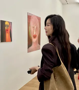 2024 FW 대표 컬러🤎브라운
아침저녁으로 선선해진 날씨를 보니 가을이 곧 다가오고 있음을 느낍니다. 이 시점에서 주목해야 할 것은 바로 이번 가을과 겨울의 대표 트렌드 컬러인 브라운입니다! 따뜻한 브라운 컬러는 차분하면서도 최근 유행하는 미니멀룩과 드뮤어룩에 완벽하게 어울리는데요. 이번 가을에는 셀럽들의 브라운 아이템을 참고하여 멋진 가을을 맞이해 보세요!
1. 이청아: 생로랑(가방) - 스웨이드 소재의 LE 5 À 7 소프트 라지 백
2. 윈터: 폴로 랄프 로렌(가방) - 폴로 ID 스웨이드 미니 숄더백
3. 허영지: 스탠드오일(가방) - 오블롱백
4. 김지영: 제너럴아이디어(상의) - 시그니처 울 크루넥 가디건
5. 신현빈: 레이브(아우터) - 트러커 재킷 인 브라운
6. 효민: 마르디 메크르디 악티프(하의) - 뷰르 얼티밋 컴포트 바이커 레깅스 더 플라워(BEURRE ULTIMATE COMFORT biker leggings theflower)
7. 임수향: 시야쥬(하의) - SIPT7125 와샤 퍼티그 팬츠 이미지
