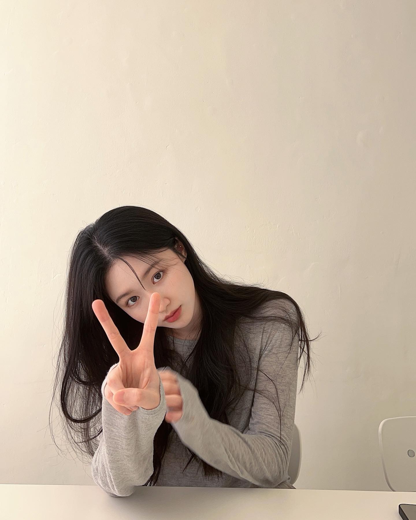 지금 필수인 얇은 롱슬리브🤍🩶
단독으로도 입고 뷔스티에 레이어드해서 입는 만능템🫶🍃 이미지4