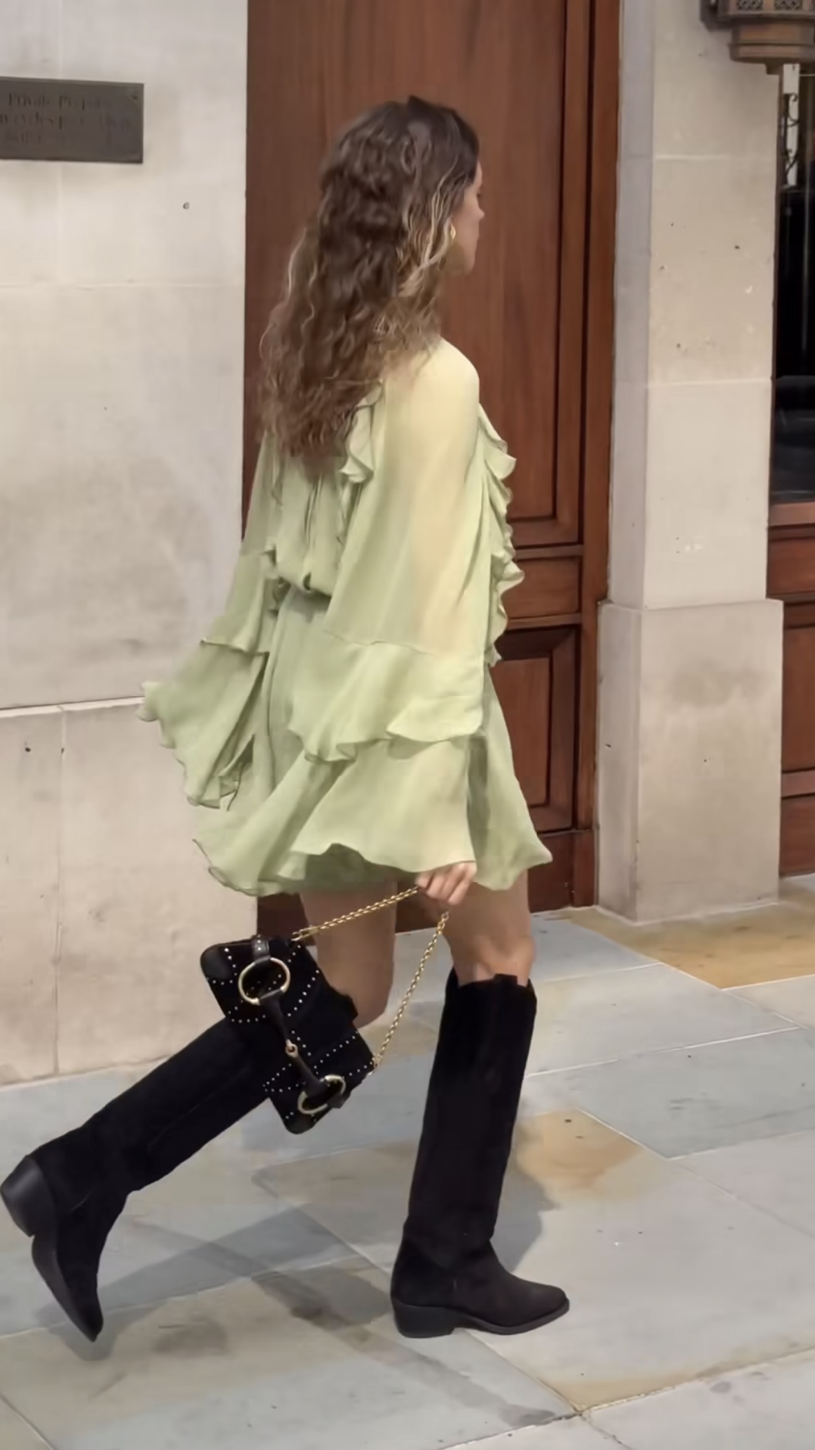 보헤미안 무드 가득🤎러플 원피스 + 롱부츠 조합👗👢 이미지