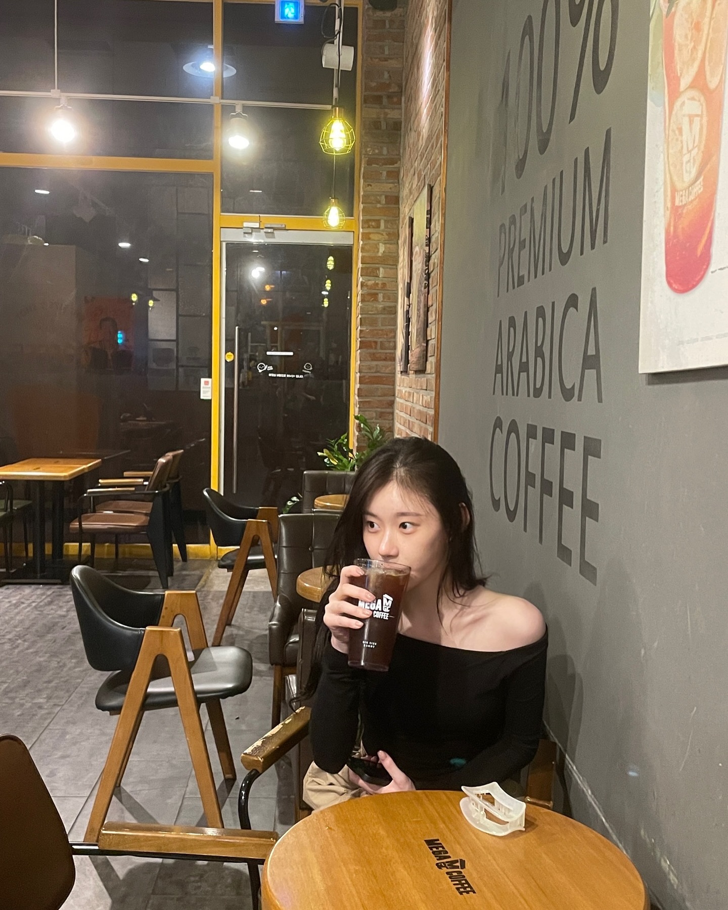 지금부터 쭉 입을🩶오프숄더 니트
포인트를 더하고 싶은 날 오프숄더로 페미닌 무드 얹기✔️ 이미지8