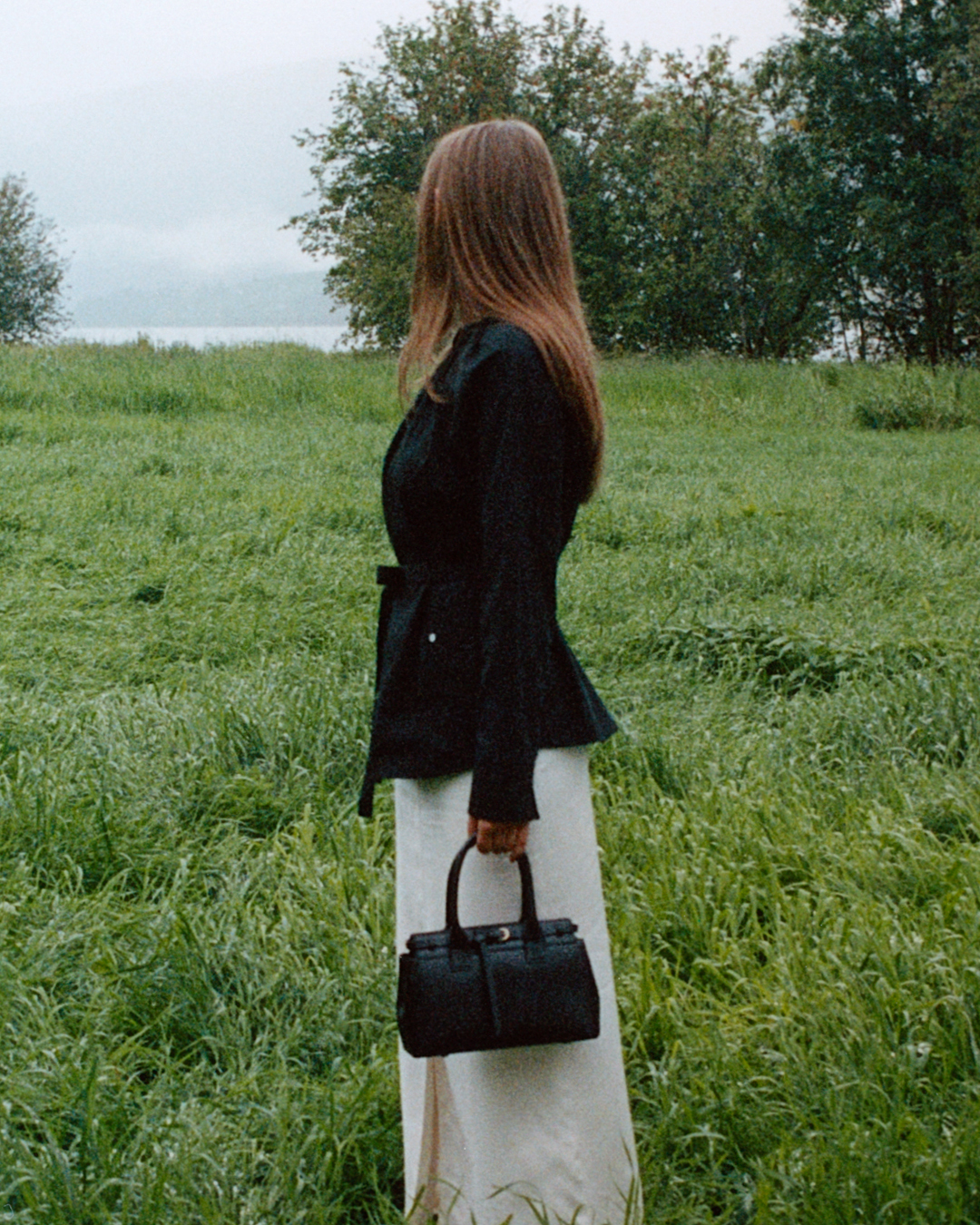 가을 클래식 맛집🍂폴뉴아👜
고급지고 편안한 무드의 컬렉션🤍W컨셉에서 @만나✨ #광고

세련된 분위기의 브랜드, 폴뉴아가 The rail to getaway라는 주제로 일상 속에서 여유를 전하고자 하는 폴뉴아의 지향점을 담아낸 24F/W 시즌 첫 번째 컬렉션을 공개했습니다.

끝없이 이어진 기찻길에서 도착점을 향해 매일같이 바쁘게 나아가기도 하지만 때로는 어딘가로 떠나기 위한 수단이 되는 기차는 우리들의 삶과 닮았습니다. 기차를 닮은 우리들의 삶 속에서 폴뉴아는 24F/W 첫 번째 여정에 나 자신을 위해 복잡했던 나날에서 벗어나는 가을의 한켠을 담아냈습니다.

자연스럽게 일상에 스며드는 편안한 아이템들로 준비한 폴뉴아의 24F/W 컬렉션을 공식 온라인몰과 W컨셉에서 만나보세요.  이미지