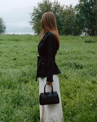 가을 클래식 맛집🍂폴뉴아👜
고급지고 편안한 무드의 컬렉션🤍W컨셉에서 @만나✨ #광고
세련된 분위기의 브랜드, 폴뉴아가 The rail to getaway라는 주제로 일상 속에서 여유를 전하고자 하는 폴뉴아의 지향점을 담아낸 24F/W 시즌 첫 번째 컬렉션을 공개했습니다.
끝없이 이어진 기찻길에서 도착점을 향해 매일같이 바쁘게 나아가기도 하지만 때로는 어딘가로 떠나기 위한 수단이 되는 기차는 우리들의 삶과 닮았습니다. 기차를 닮은 우리들의 삶 속에서 폴뉴아는 24F/W 첫 번째 여정에 나 자신을 위해 복잡했던 나날에서 벗어나는 가을의 한켠을 담아냈습니다.
자연스럽게 일상에 스며드는 편안한 아이템들로 준비한 폴뉴아의 24F/W 컬렉션을 공식 온라인몰과 W컨셉에서 만나보세요. 이미지