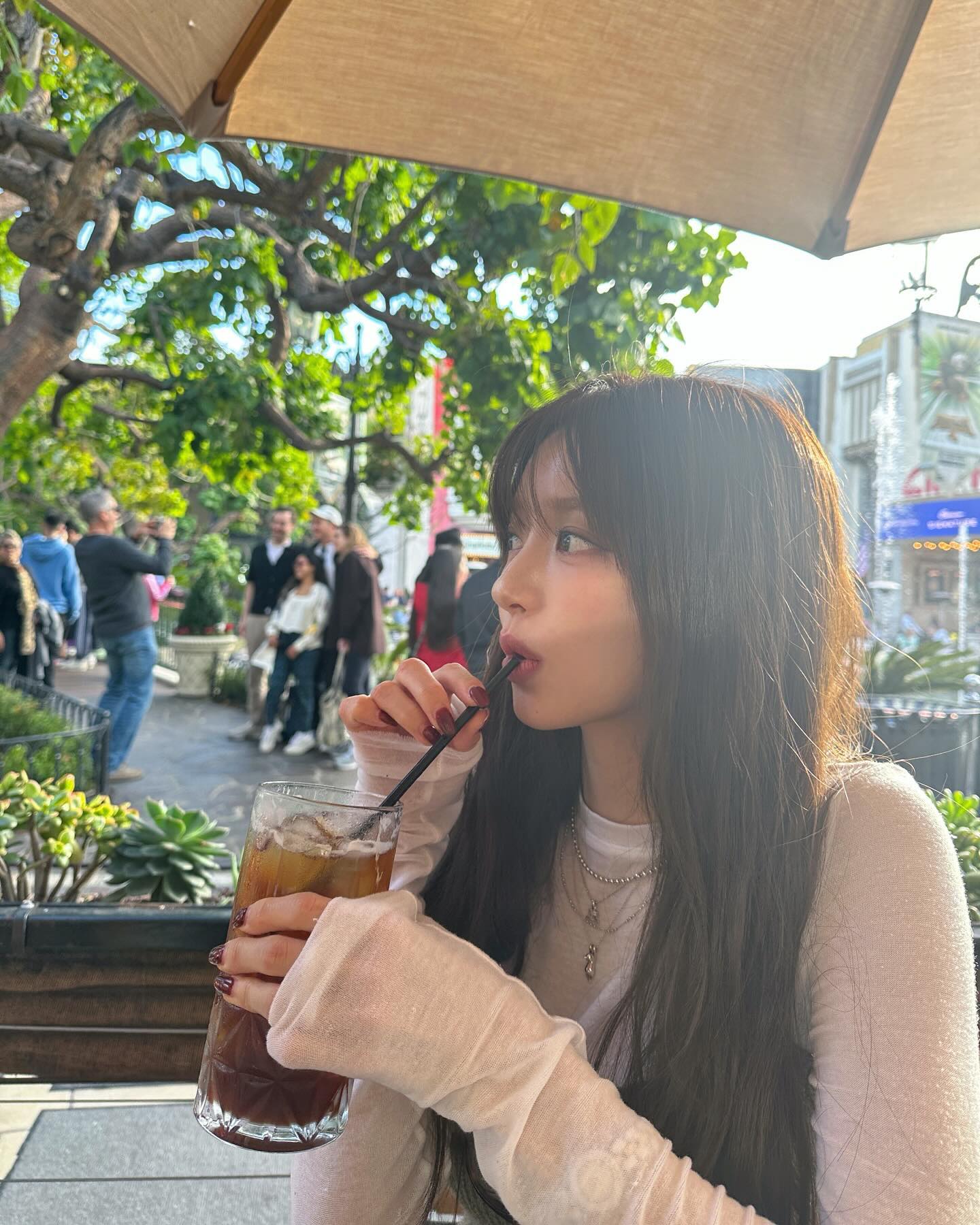 지금 필수인 얇은 롱슬리브🤍🩶
단독으로도 입고 뷔스티에 레이어드해서 입는 만능템🫶🍃 이미지5