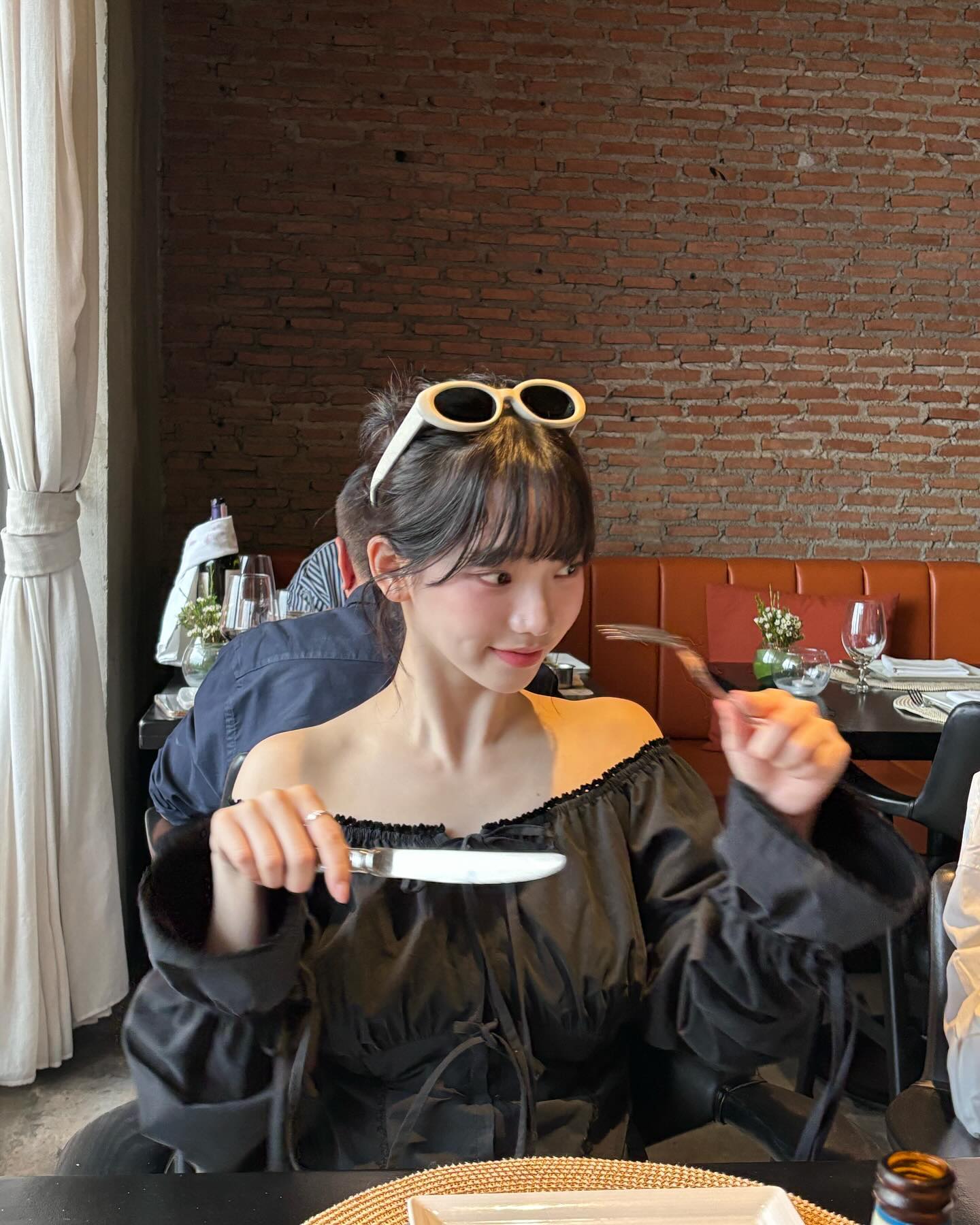 선선해질수록 생각나는💇‍♀️@풀뱅

여름에는 풀뱅을 시도하기 어려웠다면, 이제 가을이 오면서 풀뱅이 점점 더 매력적으로 느껴지지 않으신가요? 풀뱅은 트렌디하면서도 내추럴한 느낌을 동시에 줄 수 있어요. 특히 이마나 눈썹에 컴플렉스가 있다면, 숱이 많은 앞머리로 자연스럽게 보완할 수 있죠. 또한 풀뱅은 그 자체로도 화려함을 더해주기 때문에 민낯일 때도 잘 어울린다는 장점이 있어요. 이번 가을에는 셀럽들의 풀뱅 스타일을 참고해서 새로운 이미지로 변신해 보세요🤎 이미지6