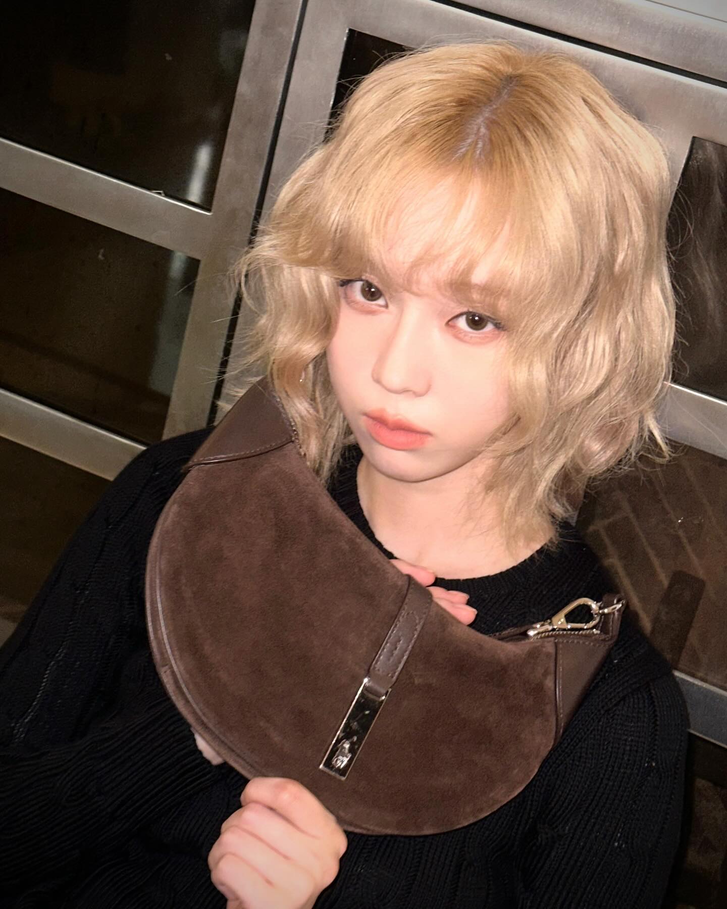 2024 FW 대표 컬러🤎브라운

아침저녁으로 선선해진 날씨를 보니 가을이 곧 다가오고 있음을 느낍니다. 이 시점에서 주목해야 할 것은 바로 이번 가을과 겨울의 대표 트렌드 컬러인 브라운입니다! 따뜻한 브라운 컬러는 차분하면서도 최근 유행하는 미니멀룩과 드뮤어룩에 완벽하게 어울리는데요. 이번 가을에는 셀럽들의 브라운 아이템을 참고하여 멋진 가을을 맞이해 보세요!

1. 이청아: 생로랑(가방) - 스웨이드 소재의 LE 5 À 7 소프트 라지 백

2. 윈터: 폴로 랄프 로렌(가방) - 폴로 ID 스웨이드 미니 숄더백

3. 허영지: 스탠드오일(가방) - 오블롱백

4. 김지영: 제너럴아이디어(상의) - 시그니처 울 크루넥 가디건

5. 신현빈: 레이브(아우터) - 트러커 재킷 인 브라운

6. 효민: 마르디 메크르디 악티프(하의) - 뷰르 얼티밋 컴포트 바이커 레깅스 더 플라워(BEURRE ULTIMATE COMFORT biker leggings theflower)

7. 임수향: 시야쥬(하의) - SIPT7125 와샤 퍼티그 팬츠 이미지2