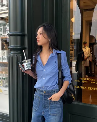 완벽 드뮤어룩👔👖셔츠는 넣입!
깔끔하고 세련된 코디를 완성하는 셔츠 활용법 3가지💙
1. 톤온톤 코디: 코디가 귀찮을 때는 톤온톤 조합을 추천합니다. 하늘색 셔츠와 데님의 조합은 청량감과 심플함을 동시에 강조할 수 있습니다. 여기에 레더 포인트 백을 더하면 깔끔하면서도 트렌디한 느낌을 연출할 수 있습니다.
2. 화이트 셔츠와 데님: 화이트 셔츠와 데님은 드뮤어룩을 쉽게 완성할 수 있는 조합입니다. 정핏의 화이트 셔츠를 깔끔하게 넣어 입으면 평소에도 부담 없이 스타일을 완성할 수 있습니다. 요즘 트렌드인 스웨이드 브라운 백을 추가하면 코디에 세련된 포인트를 줄 수 있습니다.
3. 하의 색깔을 다양하게 활용하기: 셔츠는 다양한 하의와 잘 어울리는 장점이 있습니다. 이를 활용해 하의 색깔을 다양하게 시도해보세요. 색상에 따라 심플하게, 때로는 발랄하게 연출할 수 있어 스타일에 변화를 줄 수 있습니다. 이미지