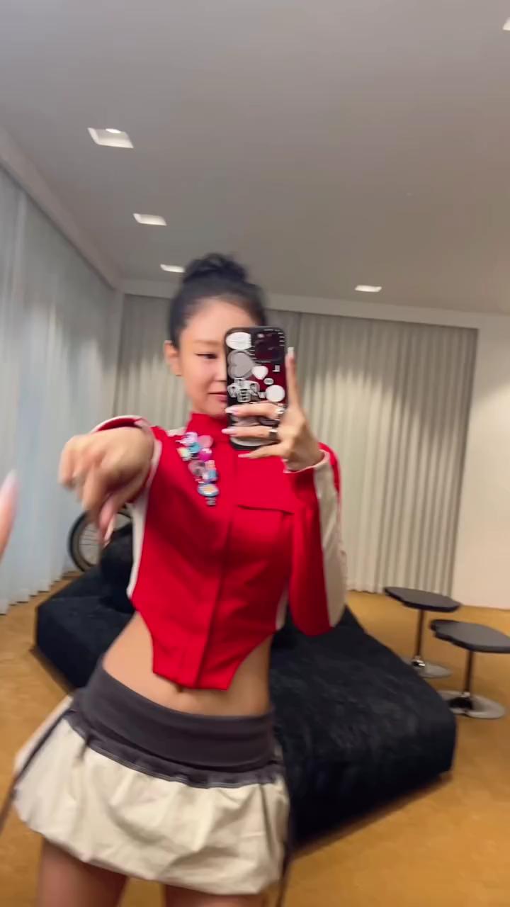 휴먼메이드 속 제니 착장 정보?!🍒
빠짐없이 다 예뻐🔥💋❤️

- 자켓: Toile studios, PLUG REVERSIBLE LIGHT JACKET A$445

- 스커트: Toile studios, PLUG REVERSIBLE BALLOON SKIRT, A$265 이미지