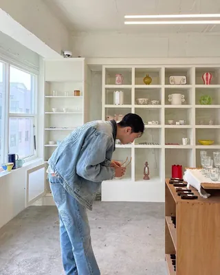 가을 셋업은 미리미리 준비할 것💥
가을은 레이어링의 계절이자, 셋업이 빛을 발하는 순간입니다. 상, 하의가 완벽하게 매칭된 셋업은 단 한 벌로도 스타일의 완성도를 끌어올리죠.
아침, 저녁 기온차에 맞춘 자켓-팬츠 조합 그리고 데님과 같은 가을 소재의 질감은 거리 위에서 묵직한 존재감을 드러냅니다. 이미지