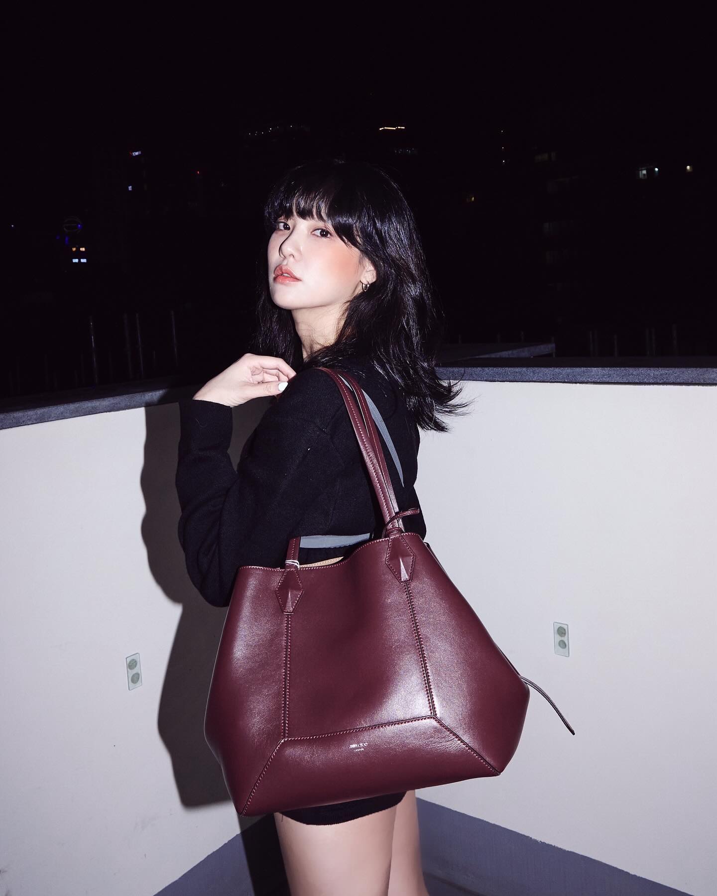 요즘 셀럽들은 어떤 백을 맬까🤔
브랜드별로 정리한 셀럽들의 가방 정보! 참고해봐🙌

1. 차정원: 프라다 - 에메 라지 가죽 숄더백

2. 크리스탈: 폴로 랄프 로렌 - RL 888 박스 카프스킨 크로스바디

3. 지수: 더로우 - 하프 문 가죽 숄더 백

4. 이주연: 지미추 - 다이아몬드 토트 백

5. 하니: 구찌 - GG 밀라노 미니 숄더백

6. 설현: 쿠론 - 몬 드 라피아(Mon de Raffia) 토트 13 카라멜 카페

7. 해린: 디올 - 스몰 디올 카로 백팩(국내에만 선출시) 이미지4
