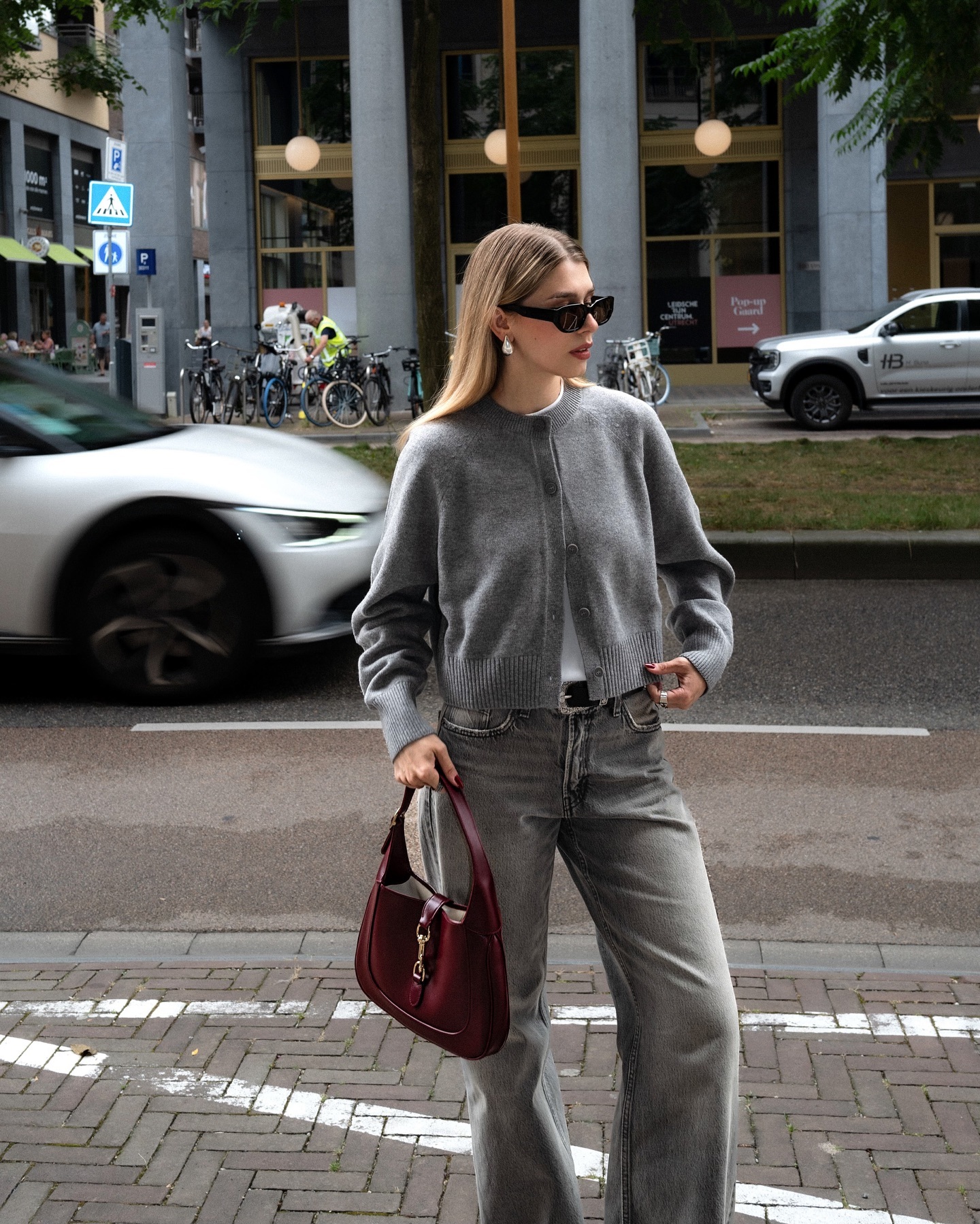 올가을 주인공이 될 아이템🧶
처서매직도 옛말인가 봅니다. 이맘때쯤이면 날이 선선해지기 마련이건만 아직 후덥지근한 탓이죠. 그 때문인지 올해는 모두가 블레이저 대신 가디건부터 꺼내 들었습니다.
그 중 주인공이 된 가디건은 바로 몸에 꼭 맞는 크루넥 스타일의 가디건이 되었습니다. 기본이 되는 가디건답게 단정한 라인, 적당히 얇은 소재, 패턴이 있다면 케이블이나 스트라이프 정도고요.
블레이저의 대안으로 떠오른 이유는 간단하죠. 스타일링이 유연하기 때문입니다. 단추를 끝까지 채워 단독으로 입는다면 블레이저 버금가는 포멀한 분위기를 연출해줍니다. 위에 아우터를 걸치기도, 이너 웨어와 함께 레이어드 스타일링을 하면 적당히 캐주얼하게 연출할 수 있고요.
종잡을 수 없는 날씨에 구애 받지 않는 크루넥 가디건은 올 가을 스타일에 탄탄한 기본기가 되어줄겁니다. 이미지6