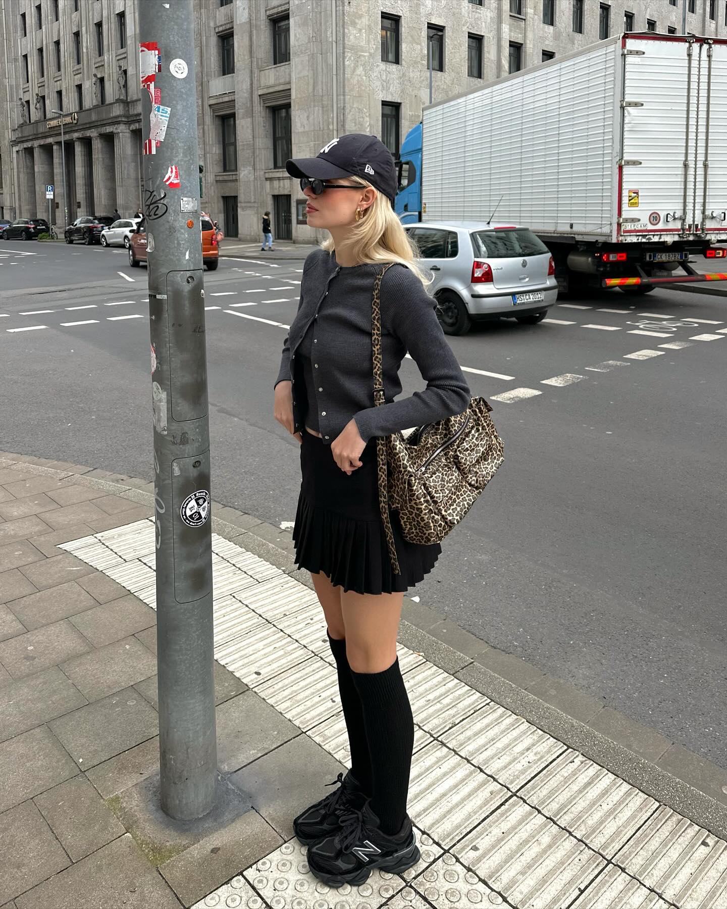 올가을 주인공이 될 아이템🧶
처서매직도 옛말인가 봅니다. 이맘때쯤이면 날이 선선해지기 마련이건만 아직 후덥지근한 탓이죠. 그 때문인지 올해는 모두가 블레이저 대신 가디건부터 꺼내 들었습니다.
그 중 주인공이 된 가디건은 바로 몸에 꼭 맞는 크루넥 스타일의 가디건이 되었습니다. 기본이 되는 가디건답게 단정한 라인, 적당히 얇은 소재, 패턴이 있다면 케이블이나 스트라이프 정도고요.
블레이저의 대안으로 떠오른 이유는 간단하죠. 스타일링이 유연하기 때문입니다. 단추를 끝까지 채워 단독으로 입는다면 블레이저 버금가는 포멀한 분위기를 연출해줍니다. 위에 아우터를 걸치기도, 이너 웨어와 함께 레이어드 스타일링을 하면 적당히 캐주얼하게 연출할 수 있고요.
종잡을 수 없는 날씨에 구애 받지 않는 크루넥 가디건은 올 가을 스타일에 탄탄한 기본기가 되어줄겁니다. 이미지3