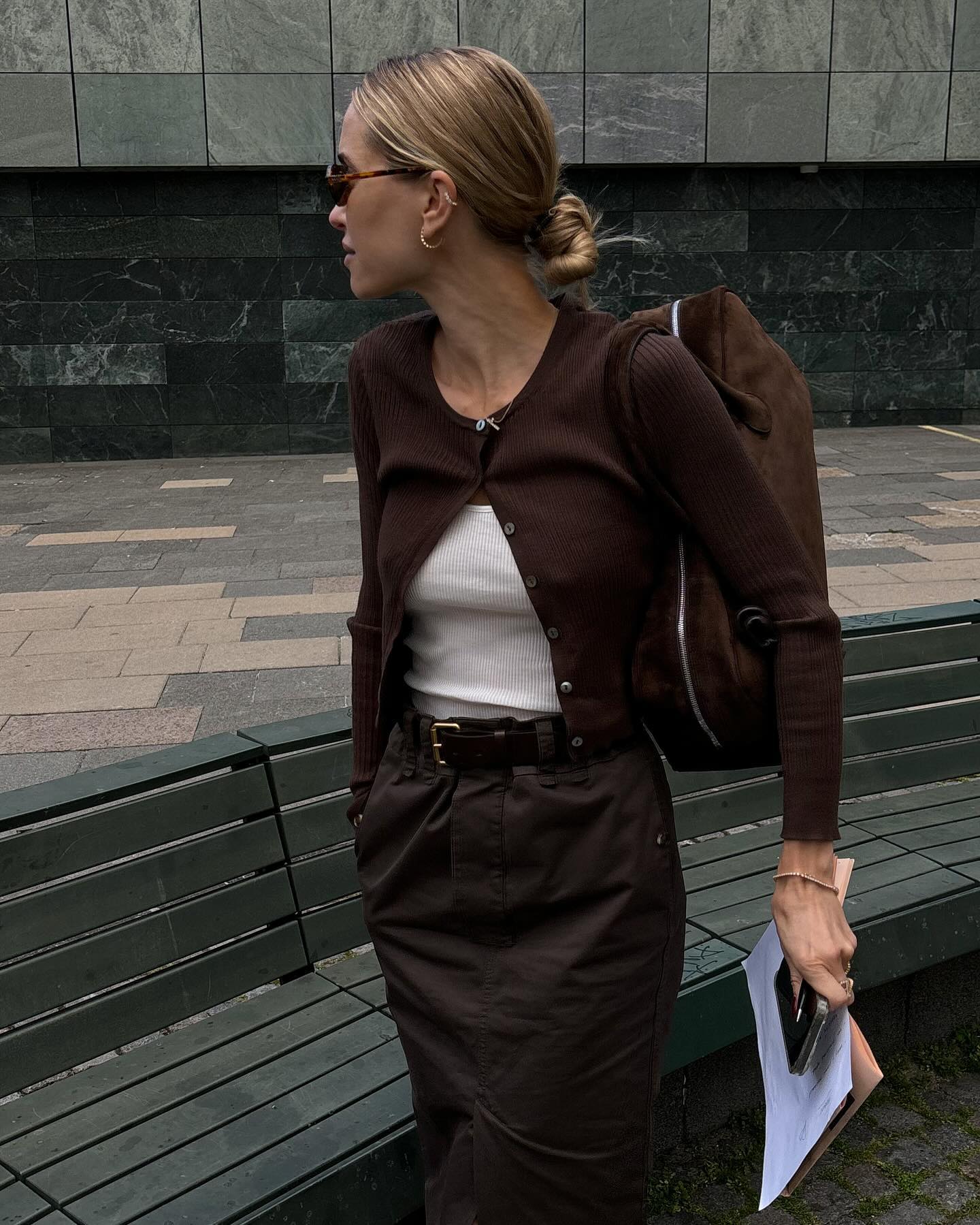 올가을 주인공이 될 아이템🧶
처서매직도 옛말인가 봅니다. 이맘때쯤이면 날이 선선해지기 마련이건만 아직 후덥지근한 탓이죠. 그 때문인지 올해는 모두가 블레이저 대신 가디건부터 꺼내 들었습니다.
그 중 주인공이 된 가디건은 바로 몸에 꼭 맞는 크루넥 스타일의 가디건이 되었습니다. 기본이 되는 가디건답게 단정한 라인, 적당히 얇은 소재, 패턴이 있다면 케이블이나 스트라이프 정도고요.
블레이저의 대안으로 떠오른 이유는 간단하죠. 스타일링이 유연하기 때문입니다. 단추를 끝까지 채워 단독으로 입는다면 블레이저 버금가는 포멀한 분위기를 연출해줍니다. 위에 아우터를 걸치기도, 이너 웨어와 함께 레이어드 스타일링을 하면 적당히 캐주얼하게 연출할 수 있고요.
종잡을 수 없는 날씨에 구애 받지 않는 크루넥 가디건은 올 가을 스타일에 탄탄한 기본기가 되어줄겁니다. 이미지4