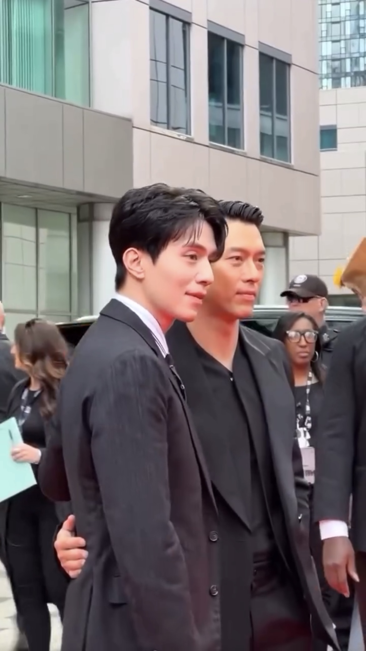 레드카펫 빛낸 애국 비주얼❤️‍🔥  현빈과 이동욱 그리고 우민호 감독이 캐나다에서 열린 2024 토론토국제영화제에 참석했습니다. 영화 ‘하얼빈’이 토론토 국제영화제 갈라 프레젠테이션 부분에 공식 초청되어 세계 무대에 최초로 소개하는 자리를 가졌는데요. 이날 열린 월드 프리미어 상영 전 레드 카펫에 오른 현빈과 이동욱은 행사장 앞을 가득 메운 팬들과 인증 사진을 촬영하는 등 뜨거운 인기를 만끽하며 적극적으로 팬 서비스를 펼치기도 했습니다. 이미지