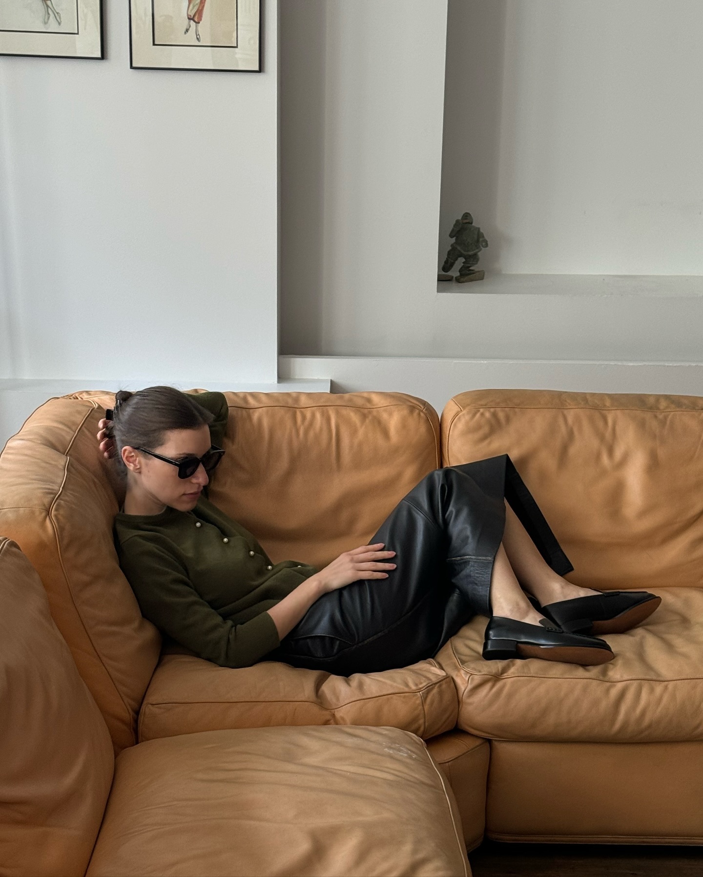 올가을 주인공이 될 아이템🧶
처서매직도 옛말인가 봅니다. 이맘때쯤이면 날이 선선해지기 마련이건만 아직 후덥지근한 탓이죠. 그 때문인지 올해는 모두가 블레이저 대신 가디건부터 꺼내 들었습니다.
그 중 주인공이 된 가디건은 바로 몸에 꼭 맞는 크루넥 스타일의 가디건이 되었습니다. 기본이 되는 가디건답게 단정한 라인, 적당히 얇은 소재, 패턴이 있다면 케이블이나 스트라이프 정도고요.
블레이저의 대안으로 떠오른 이유는 간단하죠. 스타일링이 유연하기 때문입니다. 단추를 끝까지 채워 단독으로 입는다면 블레이저 버금가는 포멀한 분위기를 연출해줍니다. 위에 아우터를 걸치기도, 이너 웨어와 함께 레이어드 스타일링을 하면 적당히 캐주얼하게 연출할 수 있고요.
종잡을 수 없는 날씨에 구애 받지 않는 크루넥 가디건은 올 가을 스타일에 탄탄한 기본기가 되어줄겁니다. 이미지2