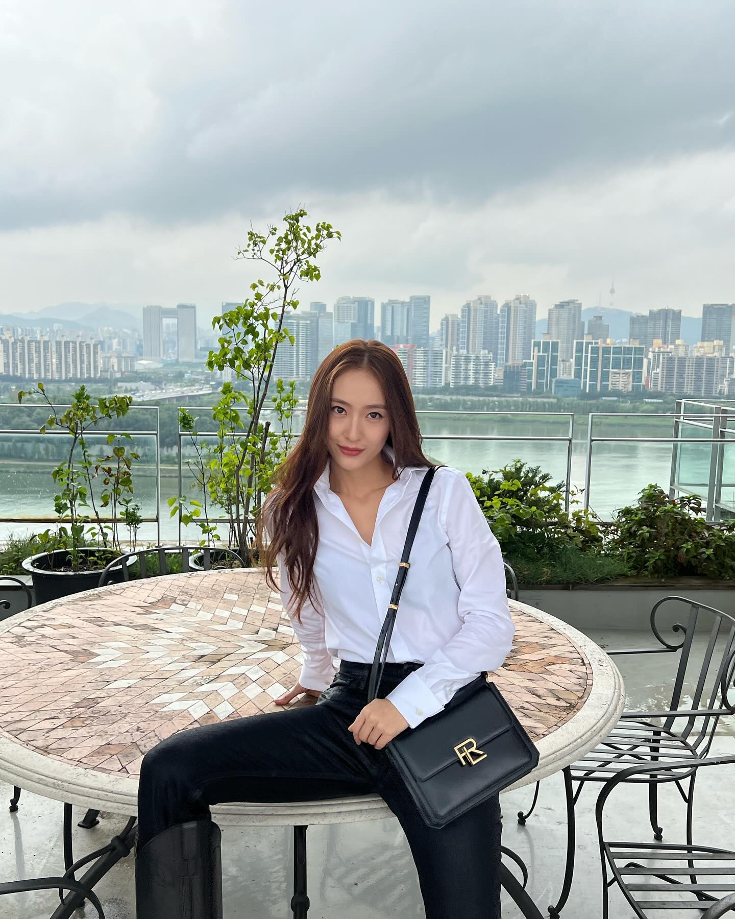 요즘 셀럽들은 어떤 백을 맬까🤔
브랜드별로 정리한 셀럽들의 가방 정보! 참고해봐🙌

1. 차정원: 프라다 - 에메 라지 가죽 숄더백

2. 크리스탈: 폴로 랄프 로렌 - RL 888 박스 카프스킨 크로스바디

3. 지수: 더로우 - 하프 문 가죽 숄더 백

4. 이주연: 지미추 - 다이아몬드 토트 백

5. 하니: 구찌 - GG 밀라노 미니 숄더백

6. 설현: 쿠론 - 몬 드 라피아(Mon de Raffia) 토트 13 카라멜 카페

7. 해린: 디올 - 스몰 디올 카로 백팩(국내에만 선출시) 이미지2