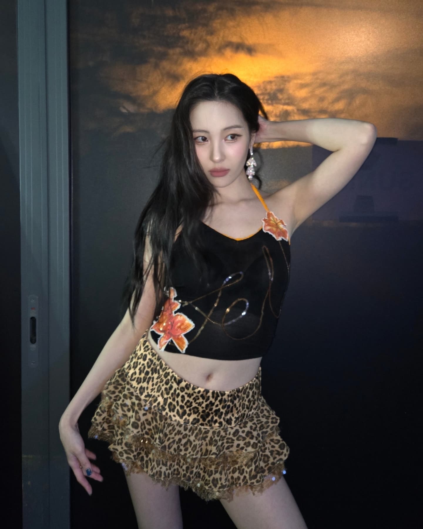 가을 스타일🍂손쉬운 한 방, 레오파드 활용법🤎

드뮤어, 올드머니, 올블랙. 차분하고, 얌전함이 주류를 이루는 요즘 트렌드에 가장 잘 어우러지며 킥이 될 아이템이 뭐가 있을까요? 바로 레오파드 아이템입니다. 과감해질 필요는 없습니다. 얌전한 트렌드는 지키면서 부뚜막에 오를 레오파드 활용법 3단계를 알려드릴 테니까요.😎

■ 1단계
일단 레오파드 액세서리부터 시작해 보세요. 미니멀한 블랙 드레스에 레오파드 스카프를 두르거나, 가방에 묶는 것처럼 가볍게 가미하는 거죠. 작지만 확실한 레오파드 프린트가 스타일에 반전을 선사할 겁니다.

■ 2단계
조금 대담해져 봅시다. 레오파드 가방을 활용해 보세요. 모노톤의 착장에 가방으로 포인트를 주는 거죠. 분명 아직 레오파드 패턴이 익숙지 않아도 부담 없이 도전해 볼 만한 스타일링이 될 겁니다.

■ 3단계
보다 과감한 시도를 해보고 싶다면, 레오파드 패턴 하의를 활용해 보세요. 스타일이 어딘가 과해질 것 같다면 하의를 제외한 곳은 모두 디테일을 덜어내면 됩니다.

먼저 액세서리를 활용하며 레오파드와 친해지면 탑이나 코트에 도전하는 것도 생각해 볼 수 있을 겁니다. 올가을은 레오파드 프린트로 스타일에 악센트를 줘보세요. 이미지