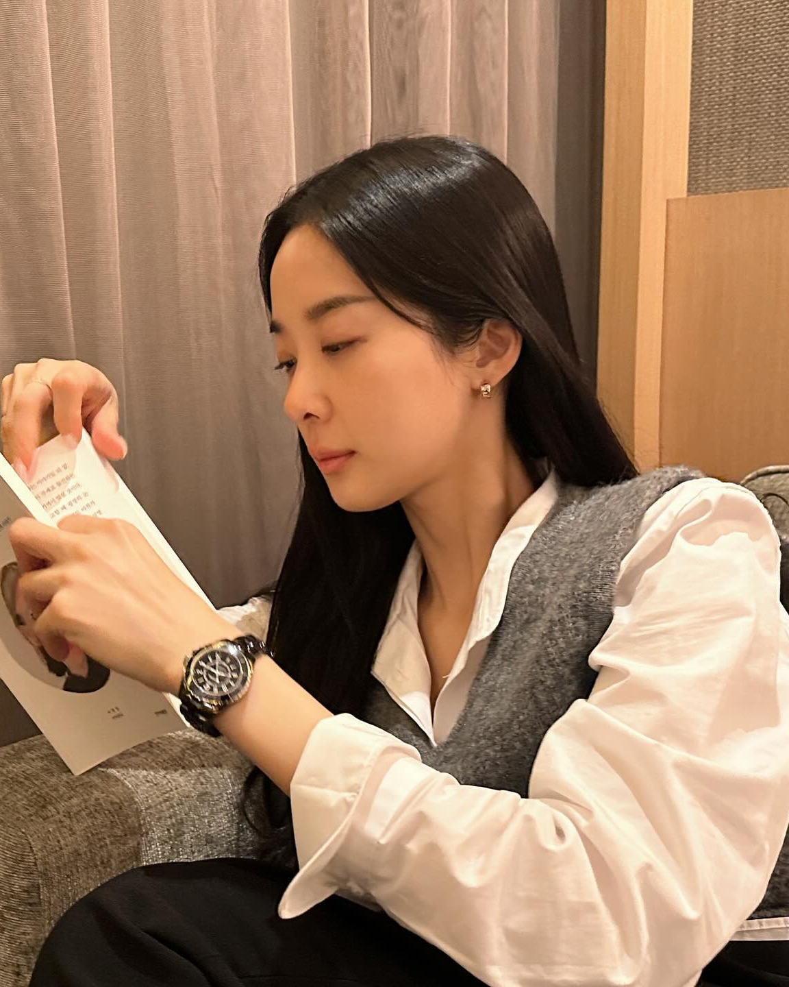 카라 포인트👔3가지 레이어드법
3가지로 완성하는 카라 포인트 레이어드룩✨

1. 니트와 함께: 셔츠 위에 브이넥 니트를 레이어드하여 카라가 자연스럽게 드러나는 이 조합은 가을 레이어드룩의 정석이죠. 니트 색감에 따라 다양한 룩을 연출할 수 있는 장점이 있습니다.

2. 니트 조끼와 함께: 니트 조끼를 단독으로 입는 것이 부담스럽다면, 레이어드룩으로 활용해보세요! 이 방법은 요즘처럼 변덕스러운 날씨에도 편하게 입을 수 있습니다.

3. 가디건과 함께: 가디건을 단독으로 입는 것도 좋지만, 카라 포인트를 추가하면 더욱 모던하고 스타일리시한 느낌을 연출할 수 있습니다. 이 조합은 오피스룩으로도 적합하여 가을에 특히 자주 손이 갈 스타일로 추천합니다. 이미지