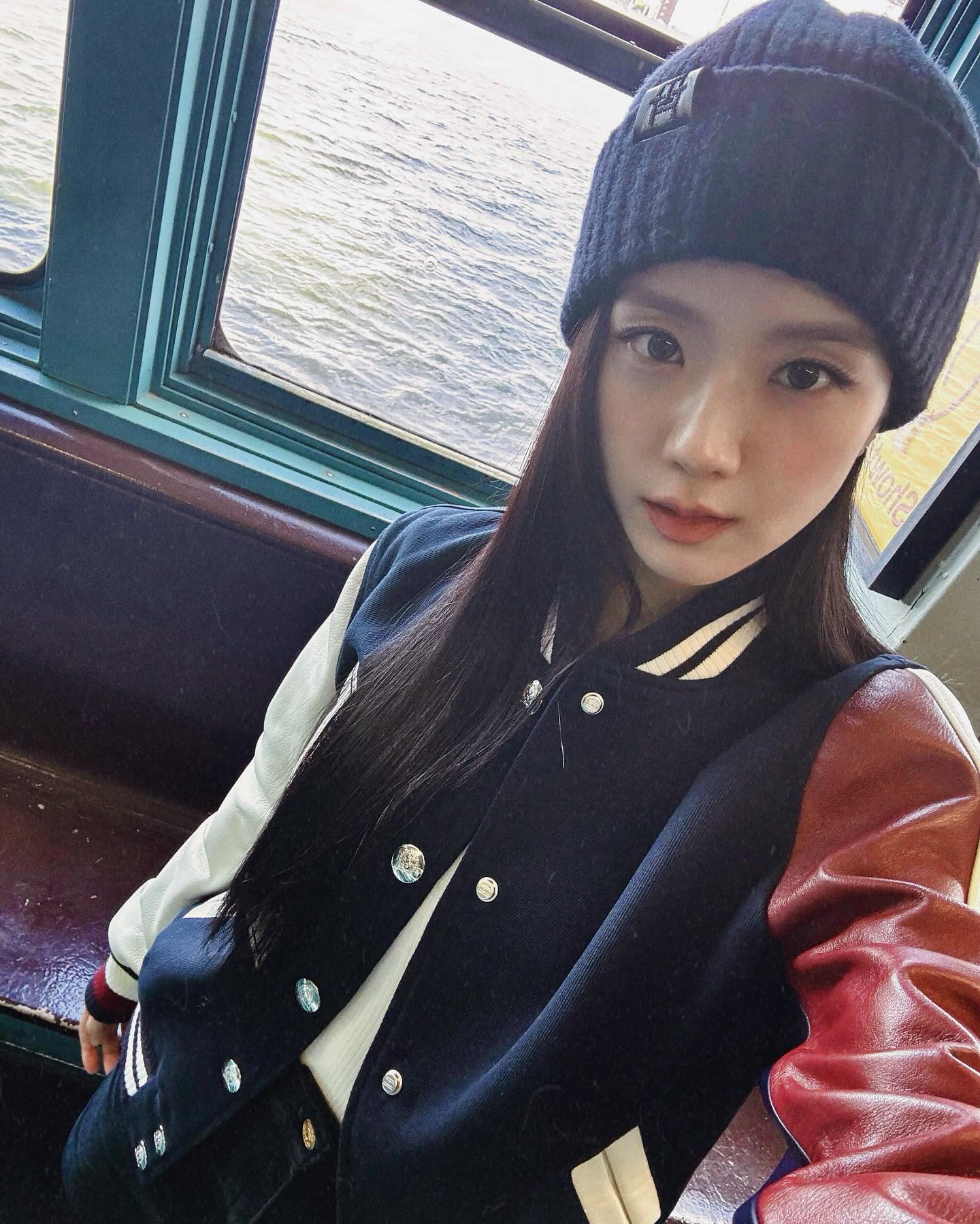 요즘 추천하는 가을 아우터 3🍁
옷 입기 애매한 요즘, 어떤 스타일을 선택할지 고민된다면 셀럽들의 패션 아이템을 참고해 3가지 스타일링을 연출해 보세요. ✨

1. 지수: 타미힐피거의 크레스트 백 로고 바시티 자켓 + 비니 조합으로 스포츠와 스트릿한 패션의 요소를 결합하여, 편안하면서도 스타일리시한 룩을 연출할 수 있습니다.

2. 박환희: 스무스무드의  블루보야지 윈드스토퍼와 화이트 미니스커트의 조합은 꾸안꾸룩으로 추천하는 코디인데요. 박환희처럼 아래 부분의 트임으로 조금 더 힙하게 연출할 수 있습니다.

3. 수영: 모이아의 쉬어 스트라이프 셔츠 + 청바지로 완성한 수영의 룩은 기본 조합이면서도 세련된 느낌을 줍니다. 특히 더위를 많이 탄다면, 나시 이너에 셔츠를 걸쳐주는 조합을 추천드립니다. 이미지