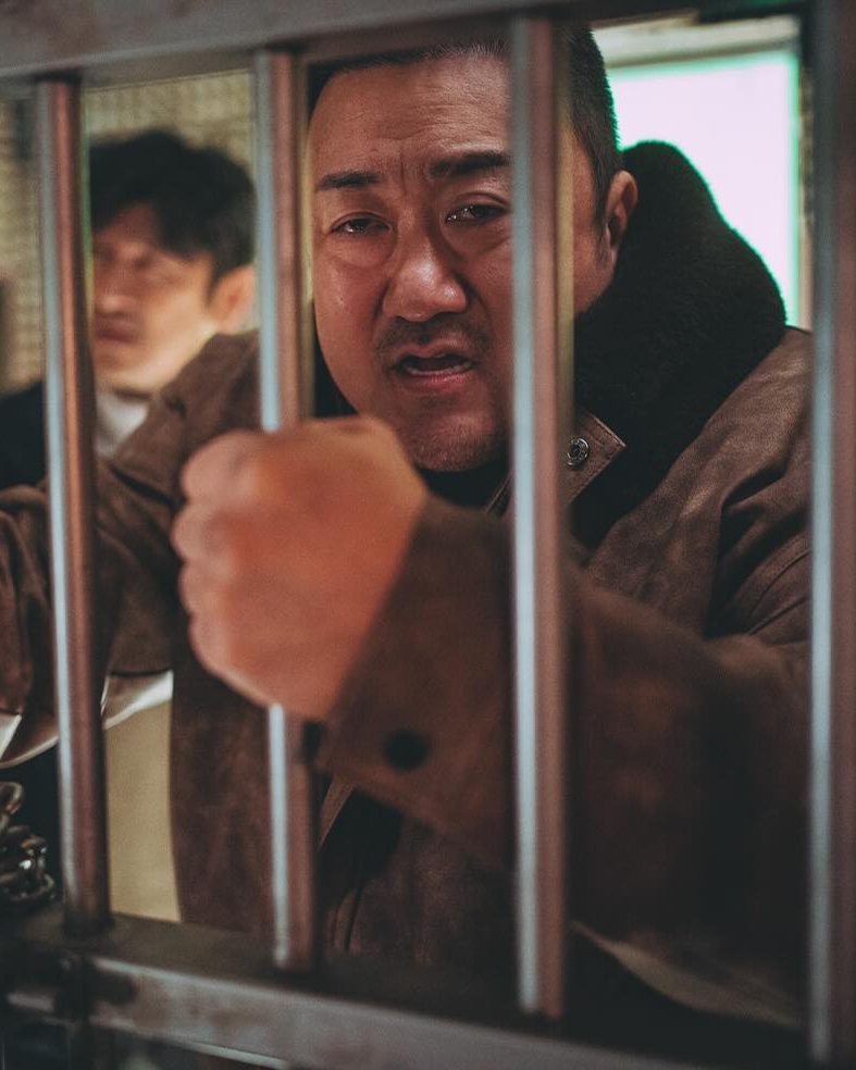 범죄도시 전편을 디플에서!🤼🎭
지난 4월 개봉한 영화 ‘범죄도시4’가 오는 9월 23일 디즈니+에서 스트리밍됩니다. ‘범죄도시4’는 괴물형사 마석도(마동석)가 대규모 온라인 불법 도박 조직을 움직이는 특수부대 용병 출신의 빌런 백창기(김무열)와 IT 업계 천재 CEO 장동철(이동휘)에 맞서 다시 돌아온 장이수(박지환), 광수대 & 사이버팀과 함께 펼치는 범죄 소탕 작전을 그린 작품인데요. 이번 4편 공개로 디즈니+에서 ’범죄도시’ 1~4편을 모두 만나볼 수 있게 되었습니다. 이미지4