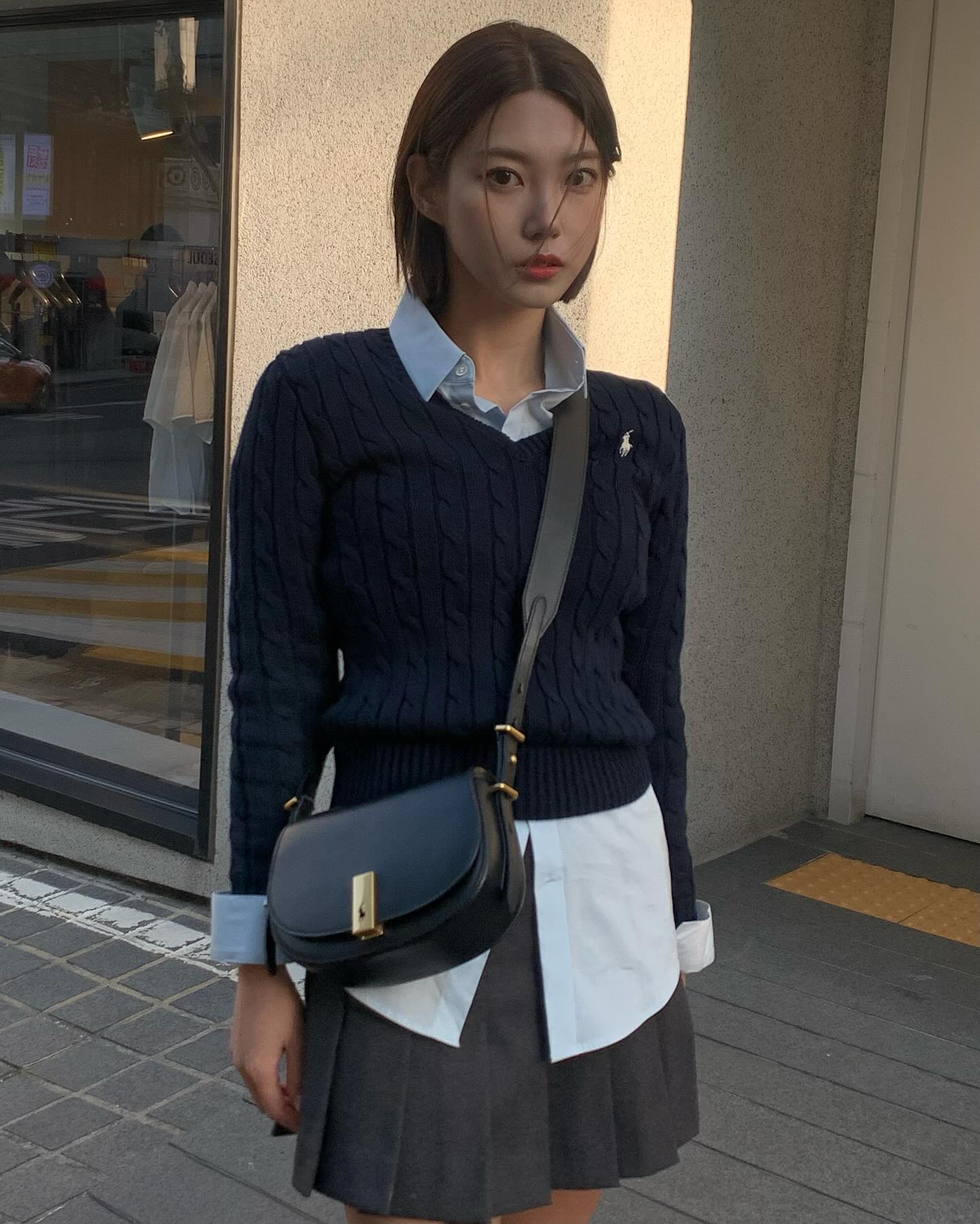 카라 포인트👔3가지 레이어드법
3가지로 완성하는 카라 포인트 레이어드룩✨

1. 니트와 함께: 셔츠 위에 브이넥 니트를 레이어드하여 카라가 자연스럽게 드러나는 이 조합은 가을 레이어드룩의 정석이죠. 니트 색감에 따라 다양한 룩을 연출할 수 있는 장점이 있습니다.

2. 니트 조끼와 함께: 니트 조끼를 단독으로 입는 것이 부담스럽다면, 레이어드룩으로 활용해보세요! 이 방법은 요즘처럼 변덕스러운 날씨에도 편하게 입을 수 있습니다.

3. 가디건과 함께: 가디건을 단독으로 입는 것도 좋지만, 카라 포인트를 추가하면 더욱 모던하고 스타일리시한 느낌을 연출할 수 있습니다. 이 조합은 오피스룩으로도 적합하여 가을에 특히 자주 손이 갈 스타일로 추천합니다. 이미지