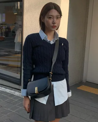 카라 포인트👔3가지 레이어드법
3가지로 완성하는 카라 포인트 레이어드룩✨
1. 니트와 함께: 셔츠 위에 브이넥 니트를 레이어드하여 카라가 자연스럽게 드러나는 이 조합은 가을 레이어드룩의 정석이죠. 니트 색감에 따라 다양한 룩을 연출할 수 있는 장점이 있습니다.
2. 니트 조끼와 함께: 니트 조끼를 단독으로 입는 것이 부담스럽다면, 레이어드룩으로 활용해보세요! 이 방법은 요즘처럼 변덕스러운 날씨에도 편하게 입을 수 있습니다.
3. 가디건과 함께: 가디건을 단독으로 입는 것도 좋지만, 카라 포인트를 추가하면 더욱 모던하고 스타일리시한 느낌을 연출할 수 있습니다. 이 조합은 오피스룩으로도 적합하여 가을에 특히 자주 손이 갈 스타일로 추천합니다. 이미지