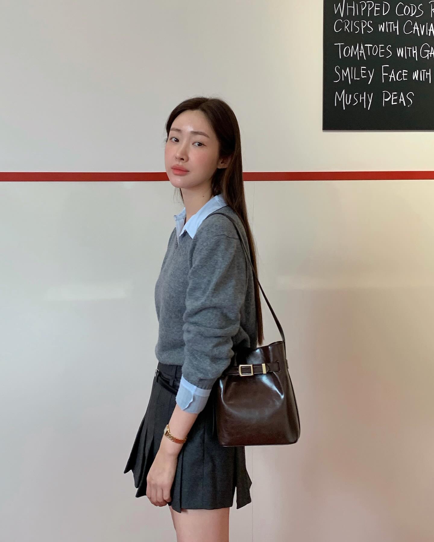 카라 포인트👔3가지 레이어드법
3가지로 완성하는 카라 포인트 레이어드룩✨

1. 니트와 함께: 셔츠 위에 브이넥 니트를 레이어드하여 카라가 자연스럽게 드러나는 이 조합은 가을 레이어드룩의 정석이죠. 니트 색감에 따라 다양한 룩을 연출할 수 있는 장점이 있습니다.

2. 니트 조끼와 함께: 니트 조끼를 단독으로 입는 것이 부담스럽다면, 레이어드룩으로 활용해보세요! 이 방법은 요즘처럼 변덕스러운 날씨에도 편하게 입을 수 있습니다.

3. 가디건과 함께: 가디건을 단독으로 입는 것도 좋지만, 카라 포인트를 추가하면 더욱 모던하고 스타일리시한 느낌을 연출할 수 있습니다. 이 조합은 오피스룩으로도 적합하여 가을에 특히 자주 손이 갈 스타일로 추천합니다. 이미지