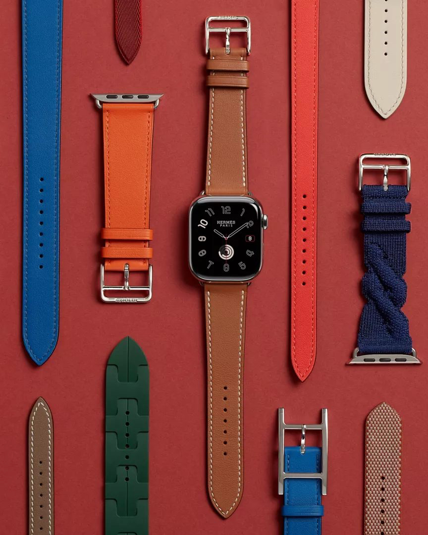 에르메스와 애플, 2번째 만남🧡⌚️

에르메스가 애플과의 파트너십을 통해 애플워치10과 지난해 출시된 애플 워치 에르메스 울트라2의 새로운 버전을 선보입니다.

애플 워치 에르메스 시리즈10은  더블투어 스트랩에 에르메스만의  아이코닉한 버클 디자인이 돋보이는 'Hapi 밴드', 고급스런 풀메탈의 'Grand H 밴드', 우븐 소재의 컬러풀한 색감이 매력적인 'Twill Jump Attelage 밴드' 등으로 구성됐습니다. 

이번에 함께 선보인 애플워치 에르메스 울트라2는 기존 제품과 사양은 동일하며,  에르메스 Maritime 독점 워치페이스가 제공되는 것이 특징입니다.  다만 기존 에르메스 에디션과 달리 오렌지색 추가 스포츠스트랩은 제공되지 않는다고 하네요. 

에르메스의 클래식함과 애플의 첨단 기술의 콜라보레이션은 에르메스 매장에서만 만나볼 수 있습니다.  이미지