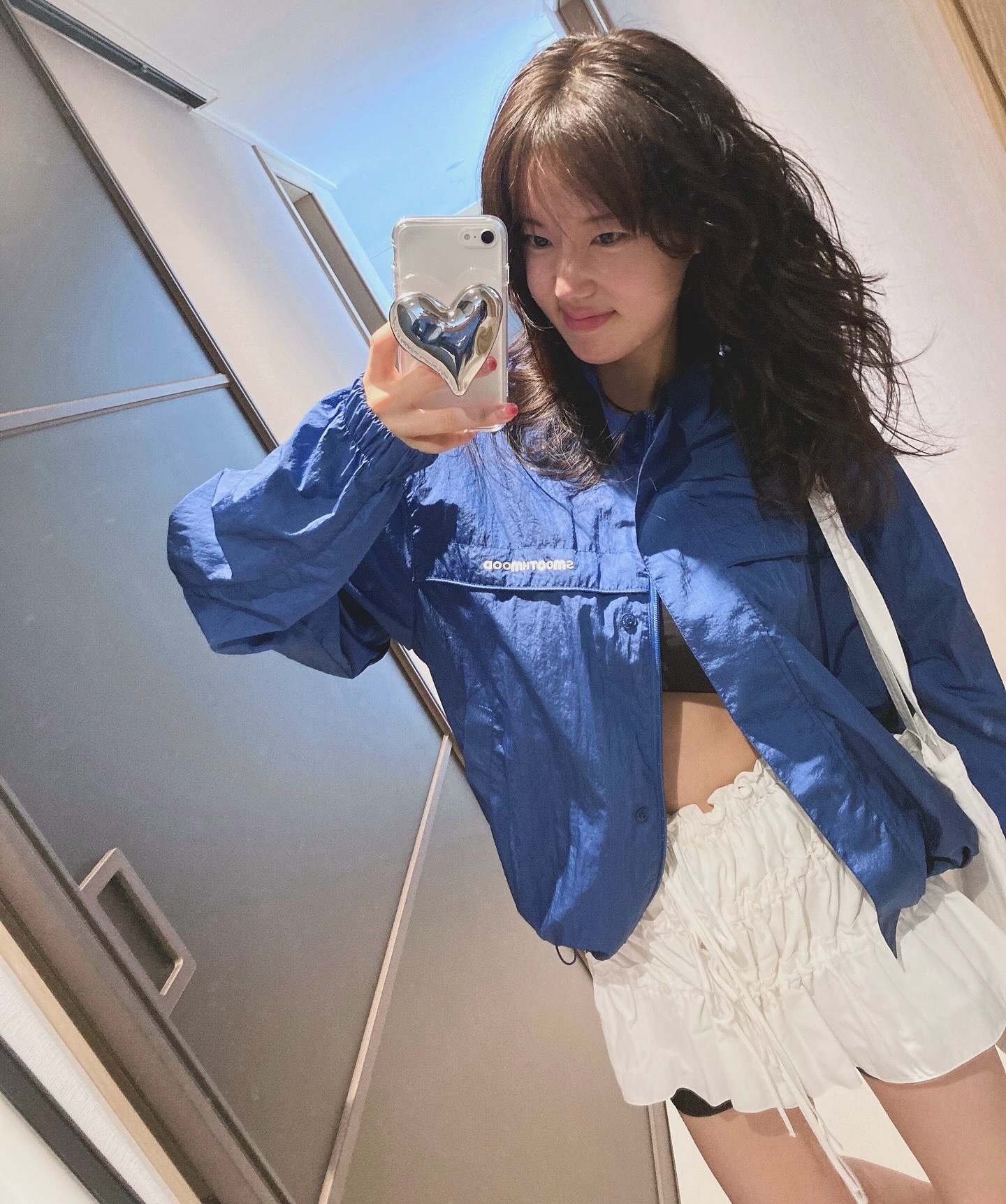 요즘 추천하는 가을 아우터 3🍁
옷 입기 애매한 요즘, 어떤 스타일을 선택할지 고민된다면 셀럽들의 패션 아이템을 참고해 3가지 스타일링을 연출해 보세요. ✨

1. 지수: 타미힐피거의 크레스트 백 로고 바시티 자켓 + 비니 조합으로 스포츠와 스트릿한 패션의 요소를 결합하여, 편안하면서도 스타일리시한 룩을 연출할 수 있습니다.

2. 박환희: 스무스무드의  블루보야지 윈드스토퍼와 화이트 미니스커트의 조합은 꾸안꾸룩으로 추천하는 코디인데요. 박환희처럼 아래 부분의 트임으로 조금 더 힙하게 연출할 수 있습니다.

3. 수영: 모이아의 쉬어 스트라이프 셔츠 + 청바지로 완성한 수영의 룩은 기본 조합이면서도 세련된 느낌을 줍니다. 특히 더위를 많이 탄다면, 나시 이너에 셔츠를 걸쳐주는 조합을 추천드립니다. 이미지