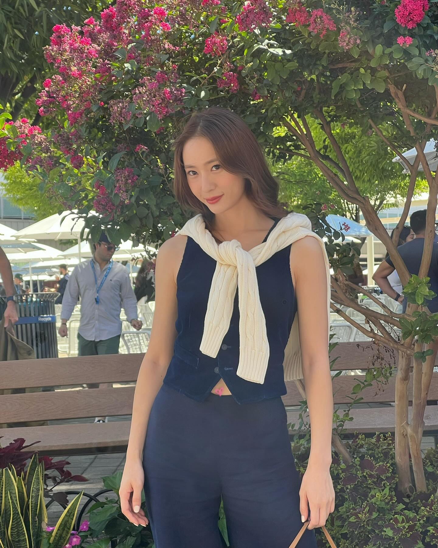 크리스탈의 데일리룩이 매력적인 3가지 이유👀✨

■ 클래식한 레이어드법
레이어드룩이 트렌드라고 해서 과하게 힘 줄 필요 없죠. 클래식하게 간단히 어깨에 둘러주는 겁니다. 이때 어깨에 두르는 옷의 색은 상의와 대비되면 포인트로 깔끔하게 연출할 수 있어요.

■ 톤온톤 코디
상의와 하의 옷 색의 명도와 채도가 비슷한 톤온톤 코디. 크리스탈은 최근 폴로 랄프 로렌 FW 시즌 아이템으로 톤온톤 코디를 선보였죠. FW의 포근함과 따뜻한 소재감이 무겁지 않고 깔끔하게 연출 되어 매력적인 룩을 만들어냈습니다.

■ 깔끔한 룩에 모자 쓰기
모자를 썼다고 해서 편하게 입으란 법 없죠. 깔끔하게 차려입은 룩에 무심하게 모자를 쓰니 분위기를 한층 가볍게 만들어주어 더욱 매력적일 수밖에요. 이미지