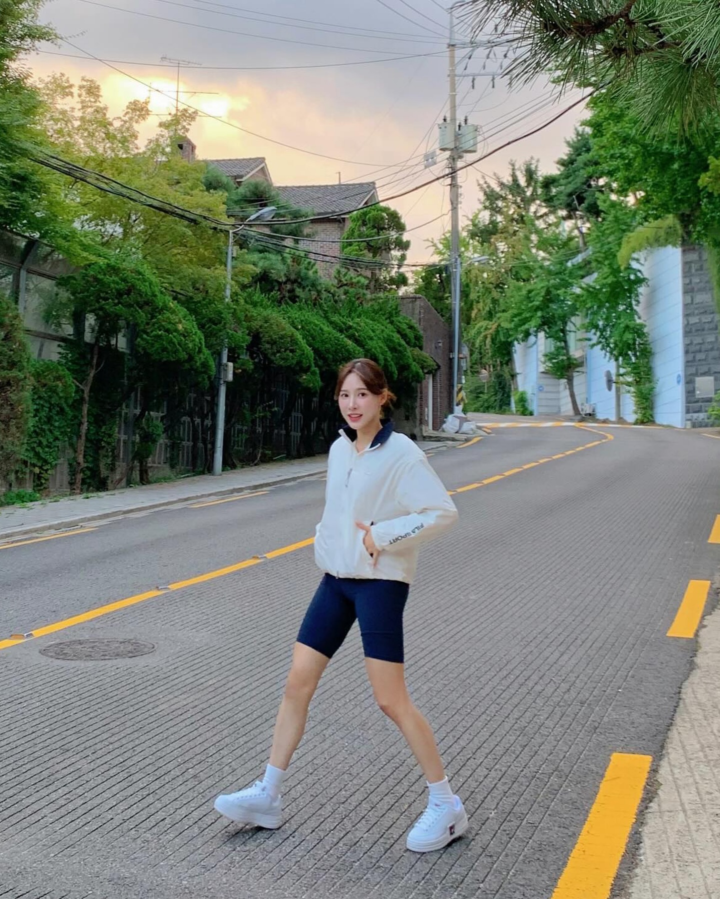 지금 딱 좋은🏃🏻‍♀️🌪️간절기 자켓룩
쌀쌀할 때 입기 좋은 트랙 자켓🤍💙레이어링 @참고해 이미지