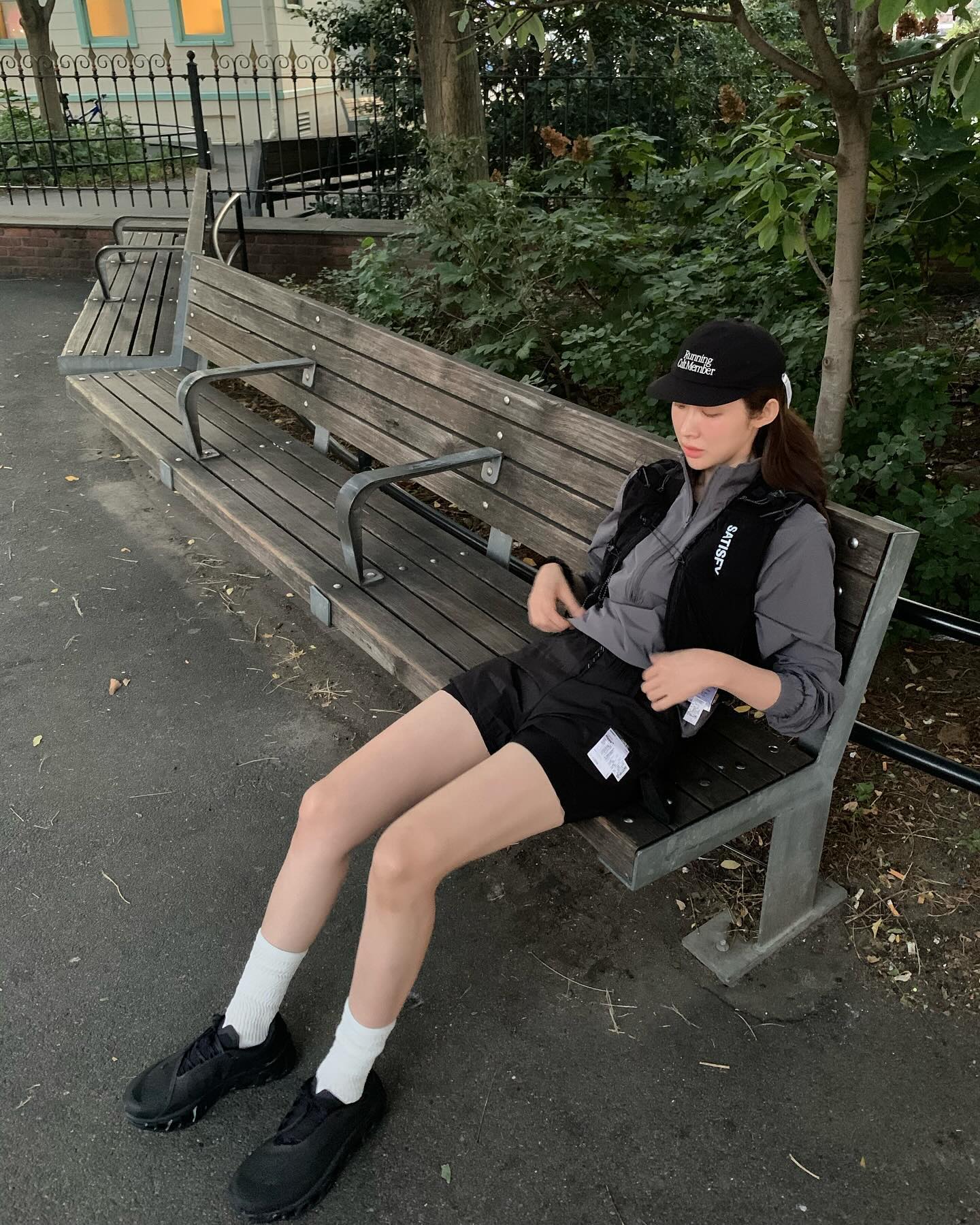 떠오르는 패션 트렌드🏃‍♀️러닝코어

최근 러닝이 인기를 끌면서 '러닝코어'라는 패션 용어도 주목받고 있습니다. 가을이 다가오면서 밖에서 러닝하기에 딱 좋은 날씨가 찾아오고 있는데요, 러닝을 제대로 즐기기 위해 어떤 아이템이 필요할지 같이 알아볼까요?👀

1. 바이커 쇼츠와 함께: 바이커 쇼츠는 이제 운동과 일상에서 필수 아이템으로 자리 잡았습니다. 짧은 기장과 타이트한 핏 덕분에 다양한 상의와 잘 어울립니다. 운동 시에는 민소매나 집업과 매치하여 편안하게 착용할 수 있으며, 핏이 넉넉한 맨투맨과 함께하면 일상복으로도 무리 없이 스타일링 할 수 있습니다.

2. 트랙 쇼츠와 함께: 트랙 쇼츠는 육상 선수들이 착용하는 바지에서 영감을 받은 아이템으로, 스포티하면서도 부담 없이 착용할 수 있는 아이템입니다. 다양한 컬러와 디자인으로 스타일링이 가능하며, 힙하면서도 트렌디한 룩을 연출할 수 있습니다.

3. 헤어밴드와 함께: 러닝과 같은 고강도 유산소 운동에서는 많은 땀이 흐를 수 있습니다. 이럴 때 헤어밴드는 머리카락이 얼굴이나 눈에 흘러내리는 것을 방지하고, 땀을 효과적으로 흡수해 주어 편안함을 제공합니다. 또한, 패션 아이템으로도 활용 가능하여 러닝복과 잘 어울리는 아이템입니다.

4. 볼캡과 함께: 볼캡의 챙은 햇빛을 차단해 주어 야외에서 러닝할 때 필수 아이템인데요. 챙이 직사광선을 막아 시야를 선명하게 유지하는 데 도움을 줍니다. 또한, 스타일을 더할 수 있는 패션 아이템으로, 실용성과 스타일을 동시에 제공합니다. 이미지