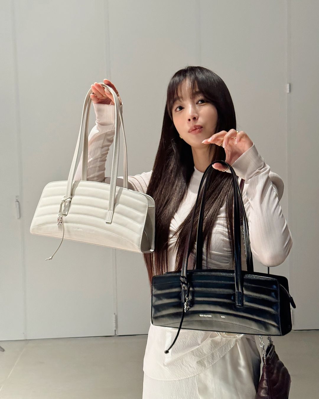 언니들 전시회룩 찰떡🖼️가방코디
요즘 셀럽들 잇템✨고급진 디자인으로 드뮤어 포인트🤍 #광고 이미지2