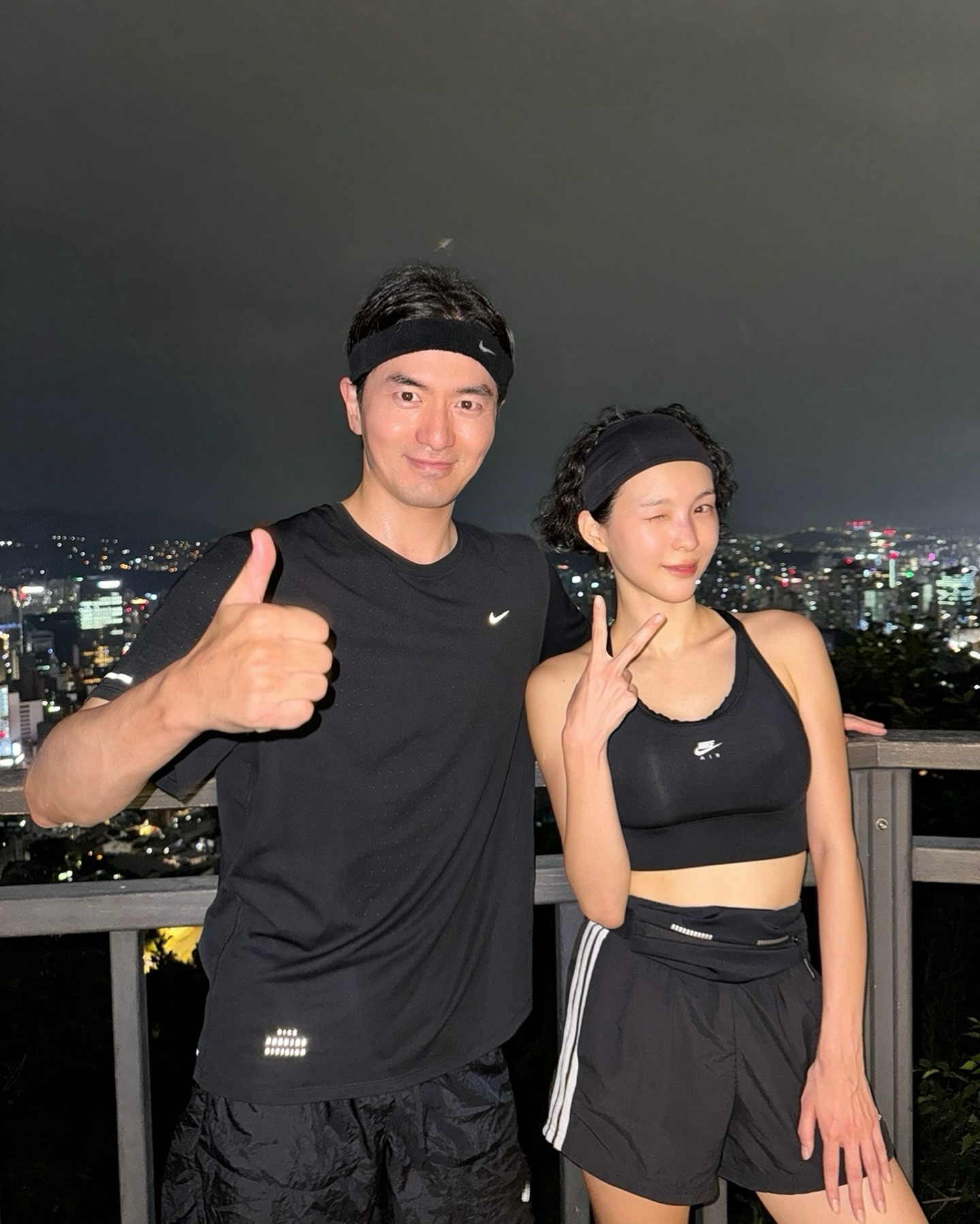 떠오르는 패션 트렌드🏃‍♀️러닝코어

최근 러닝이 인기를 끌면서 '러닝코어'라는 패션 용어도 주목받고 있습니다. 가을이 다가오면서 밖에서 러닝하기에 딱 좋은 날씨가 찾아오고 있는데요, 러닝을 제대로 즐기기 위해 어떤 아이템이 필요할지 같이 알아볼까요?👀

1. 바이커 쇼츠와 함께: 바이커 쇼츠는 이제 운동과 일상에서 필수 아이템으로 자리 잡았습니다. 짧은 기장과 타이트한 핏 덕분에 다양한 상의와 잘 어울립니다. 운동 시에는 민소매나 집업과 매치하여 편안하게 착용할 수 있으며, 핏이 넉넉한 맨투맨과 함께하면 일상복으로도 무리 없이 스타일링 할 수 있습니다.

2. 트랙 쇼츠와 함께: 트랙 쇼츠는 육상 선수들이 착용하는 바지에서 영감을 받은 아이템으로, 스포티하면서도 부담 없이 착용할 수 있는 아이템입니다. 다양한 컬러와 디자인으로 스타일링이 가능하며, 힙하면서도 트렌디한 룩을 연출할 수 있습니다.

3. 헤어밴드와 함께: 러닝과 같은 고강도 유산소 운동에서는 많은 땀이 흐를 수 있습니다. 이럴 때 헤어밴드는 머리카락이 얼굴이나 눈에 흘러내리는 것을 방지하고, 땀을 효과적으로 흡수해 주어 편안함을 제공합니다. 또한, 패션 아이템으로도 활용 가능하여 러닝복과 잘 어울리는 아이템입니다.

4. 볼캡과 함께: 볼캡의 챙은 햇빛을 차단해 주어 야외에서 러닝할 때 필수 아이템인데요. 챙이 직사광선을 막아 시야를 선명하게 유지하는 데 도움을 줍니다. 또한, 스타일을 더할 수 있는 패션 아이템으로, 실용성과 스타일을 동시에 제공합니다. 이미지