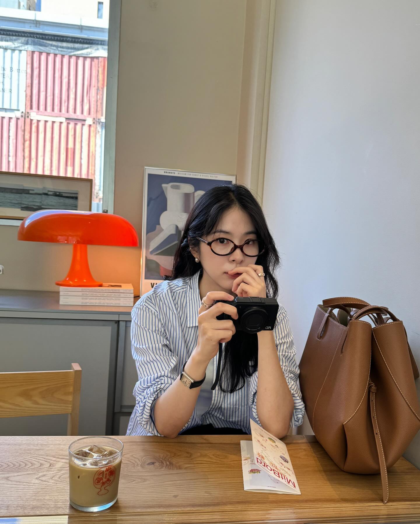 꾸안꾸 조합🤓🩵셔츠+안경 이미지3