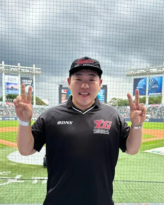 부캐 부자 문상훈 SNL에 뜬다🤗
문상훈이 ‘SNL 코리아’ 시즌 6 4회 호스트로 출격합니다. 문상훈은 허당미 넘치는 ‘문상 기자’, ‘감성 복학생’, ‘문쌤’ 등 수많은 부캐를 통해 코믹은 물론 배우로서의 연기력도 인정받았는데요. 콩트와 정극 연기를 모두 섭렵한 그가 새롭게 도전할 캐릭터에 기대가 모아지고 있습니다. 이미지
