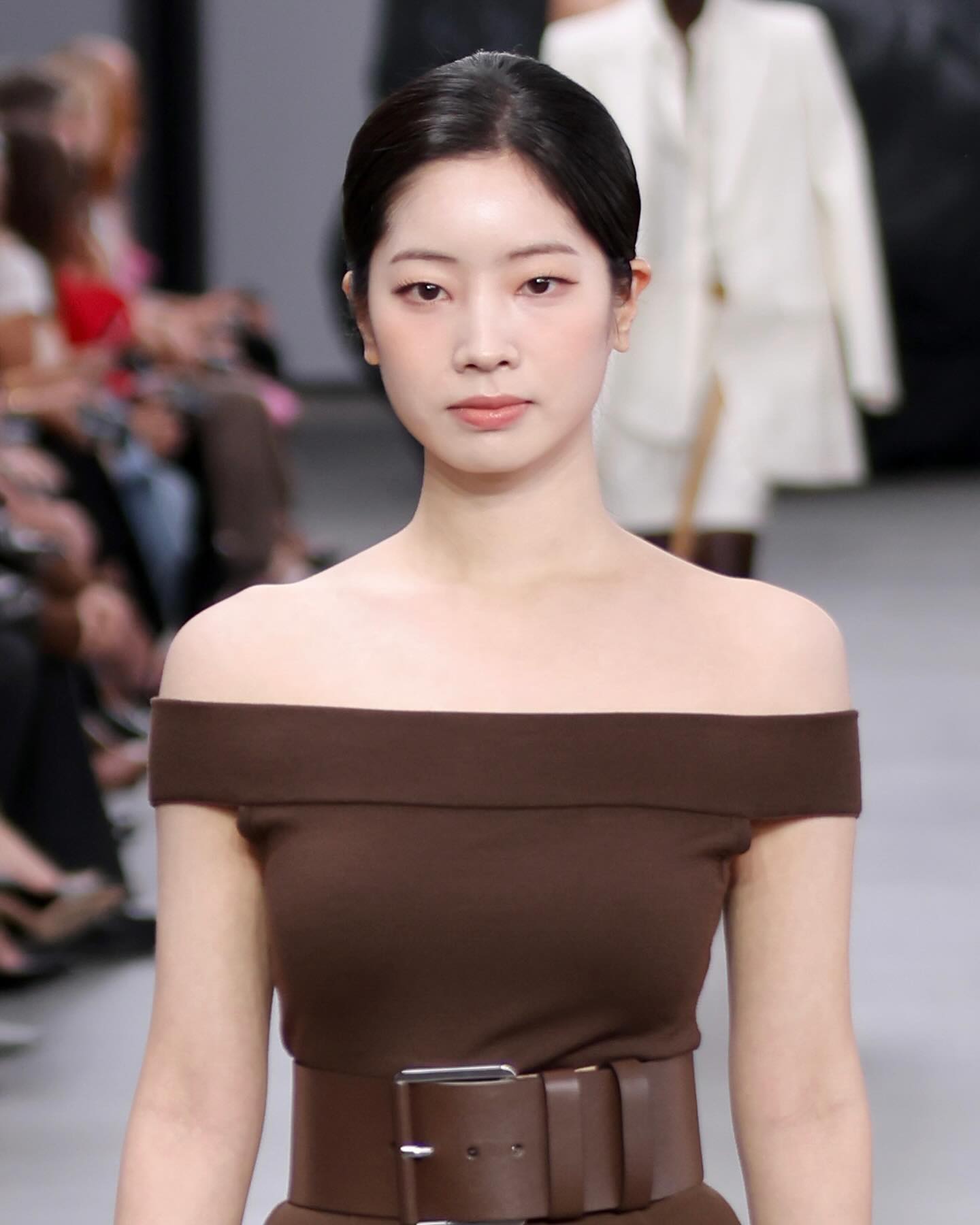 이제는 런웨이까지 서버린 다현🤎

지금 젤 핫한 마이클 코어스 2025SS 컬렉션 런웨이에 선 다현. 그녀는 지난 2023년 마이클 코어스의 글로벌 앰버서더로 선정되어 그동안 다양한 캠페인과 화보에서 활약한 바 있는데요. 이번에는 브라운 오프숄더 드레스를 착용하고 모델로 깜짝 등장해 차분하고 우아한 워킹을 선보였습니다. 이미지3