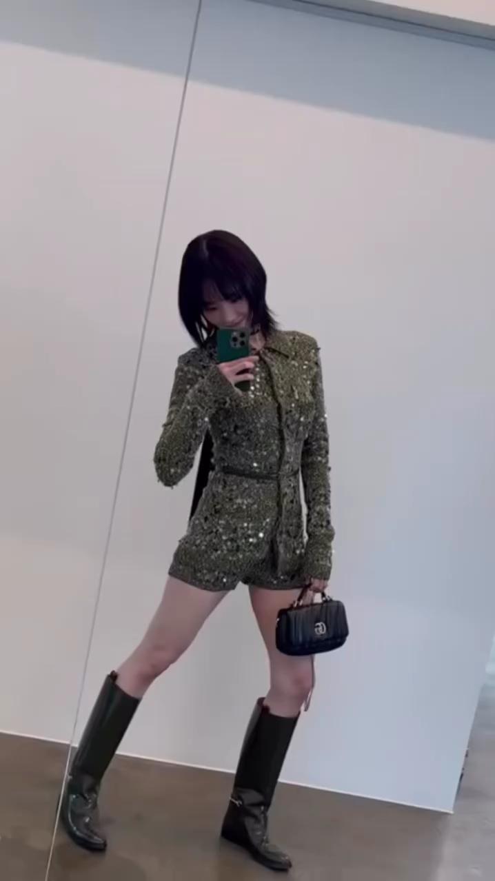 구찌는 규영언니가 젤 예뻐💚
구찌 24년 FW 트위드 블렌드 가디건에 블렌드 쇼츠로 완성⭐️ 이미지