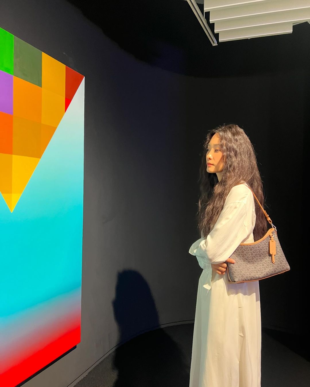 언니들 전시회룩 찰떡🖼️가방코디
요즘 셀럽들 잇템✨고급진 디자인으로 드뮤어 포인트🤍 #광고 이미지7