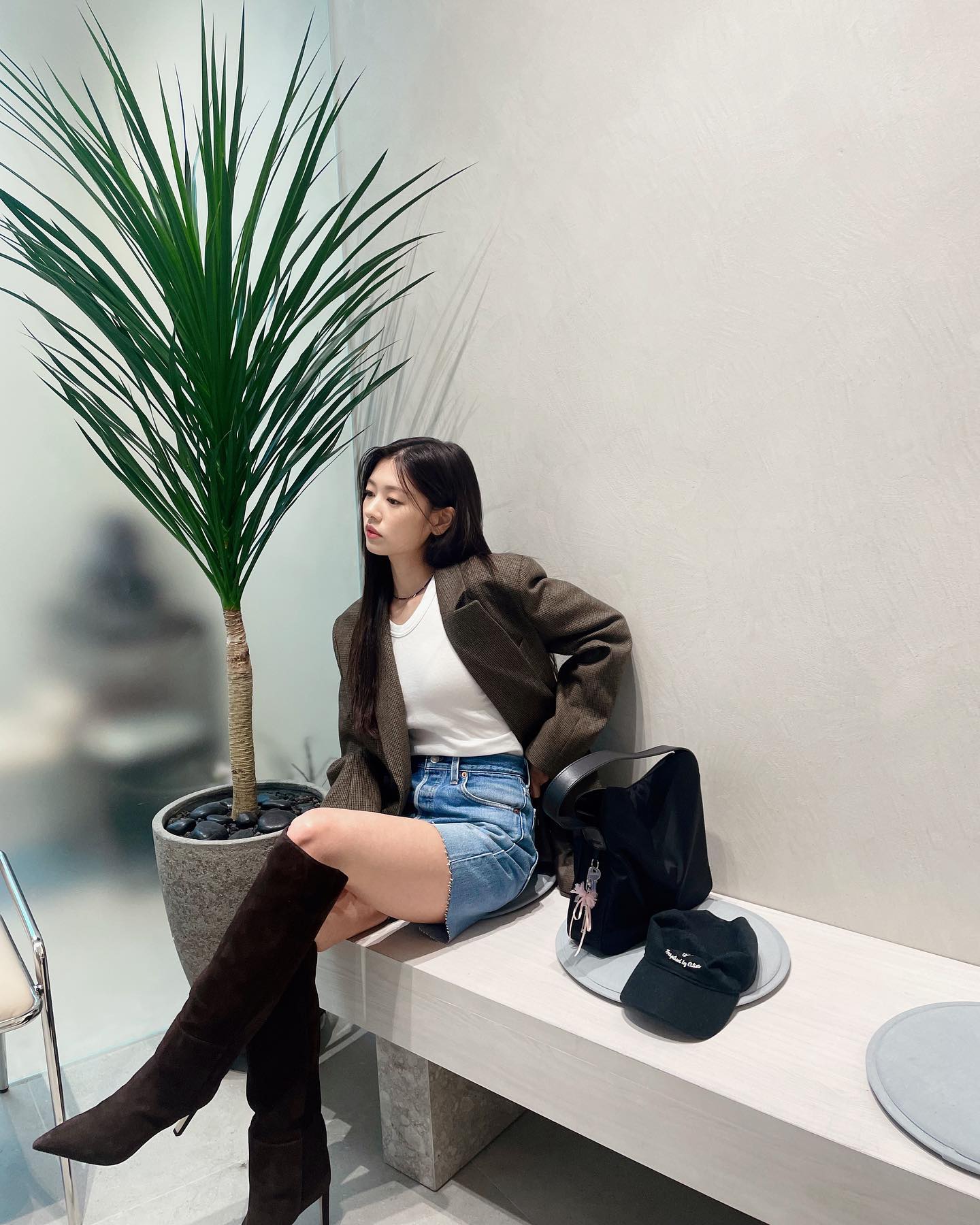 브라운 아우터엔 화이트가 찰떡🤍 이미지