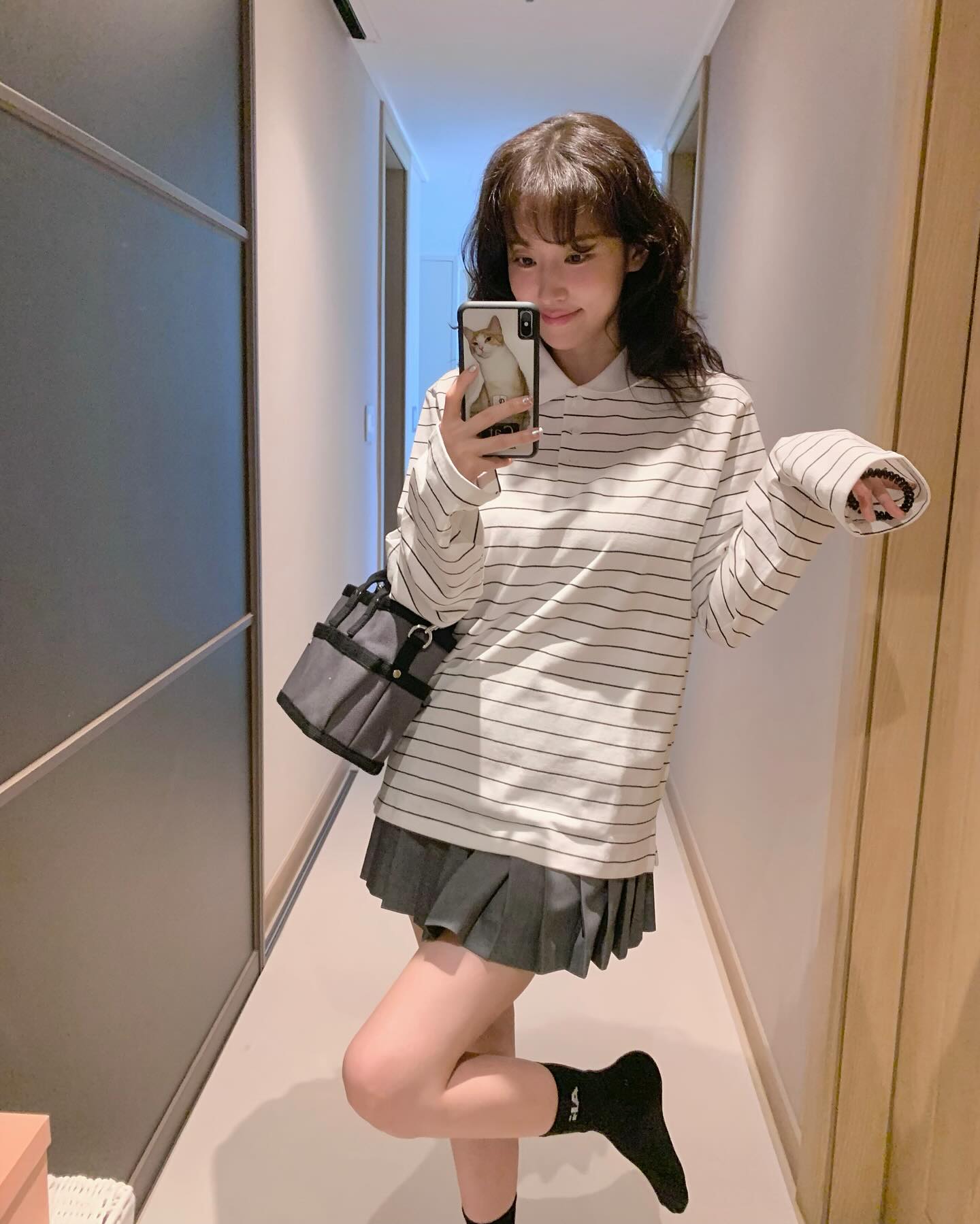 다른 매력의 미니스커트 코디3👗

날씨가 풀리면서 가을은 옷 입는 재미가 더욱 커지는 시즌입니다. 짧은 가을 동안 미니스커트로 다양한 무드를 시도해 보세요! 미니스커트는 미니멀 룩부터 사랑스러운 페미닌 룩까지 다양한 스타일을 연출할 수 있어 매력적입니다. 아래 3가지 미니스커트 스타일링을 참고하여 새로운 변화를 즐겨보세요!

1. 그레이 미니스커트 + 폴로셔츠: 폴로셔츠는 가을 시즌에 자주 착용하는 아이템인데요. 박환희처럼 화이트톤의 스트라이프 폴로셔츠와 그레이 미니스커트를 조합하면, 프레피룩 같으면서도 편안한 꾸안꾸 무드를 연출할 수 있습니다.

2. 체크 미니스커트 + 무채색 니트: 가을의 대표 패턴인 체크 미니스커트는 무채색 니트와 조화를 이루어 분위기 있는 가을룩을 만들어줍니다. 슬기처럼 블랙 뿔테 안경을 추가하면 힙한 포인트를 더할 수 있습니다.

3. 화이트 미니스커트 + 가디건: 화이트 미니스커트는 다양한 색상의 상의와 잘 어울리며, 여리여리한 무드의 가디건과 매치하면 사랑스러운 페미닌 룩을 완성할 수 있습니다. 이미지