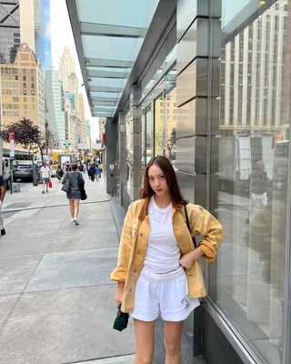 브라운 아우터엔 화이트가 찰떡🤍 이미지