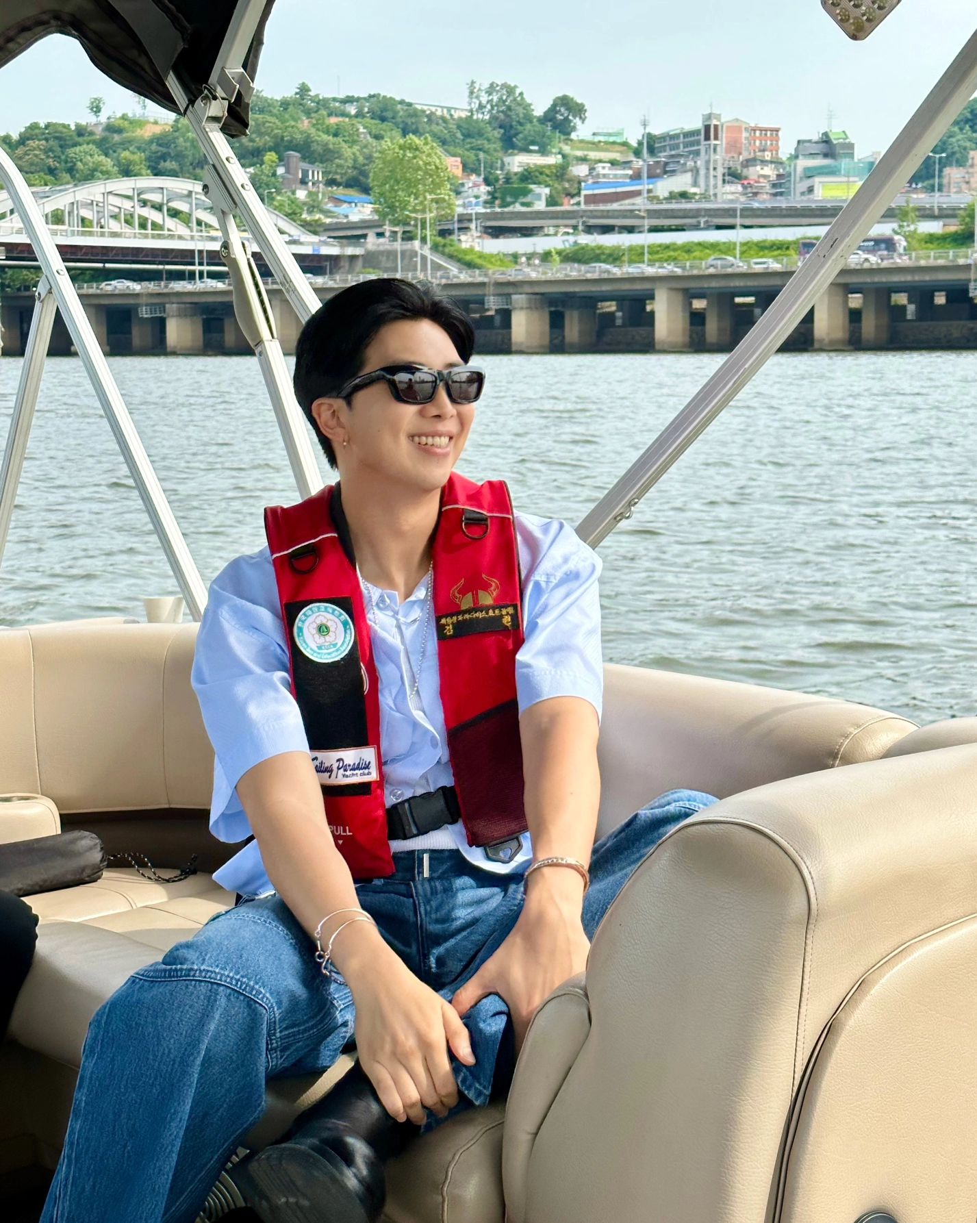RM, 생일 맞이하여 1억원 기부😎🎉

방탄소년단의 RM이 본인의 생일(9월 12일)에 맞춰 ‘모두의 보훈 드림’을 통해 보훈 기금 1억원을 기부했습니다.

RM은 국가보훈부의 ‘제복근무자 감사캠페인’에 동참하고자 이번 기부에 나섰다고 합니다. RM은 본인의 생일을 기념해 다양한 형태의 기부 활동을 이어오고 있는데요, 작년에는 대한법의학회에 힘을 보태며 전문가 양성의 중요성을 조명했고, 2021년과 2022년에는 국외소재문화유산재단에 기부하며 문화유산의 복원과 보존을 위해 노력하는 등 분야를 가리지 않고 선한 영향력을 전파했습니다.

이번 기부 후원금은 제복근무자 중 국가유공자와 유가족 등의 예우 및 복지 지원에 사용될 예정입니다. 이미지