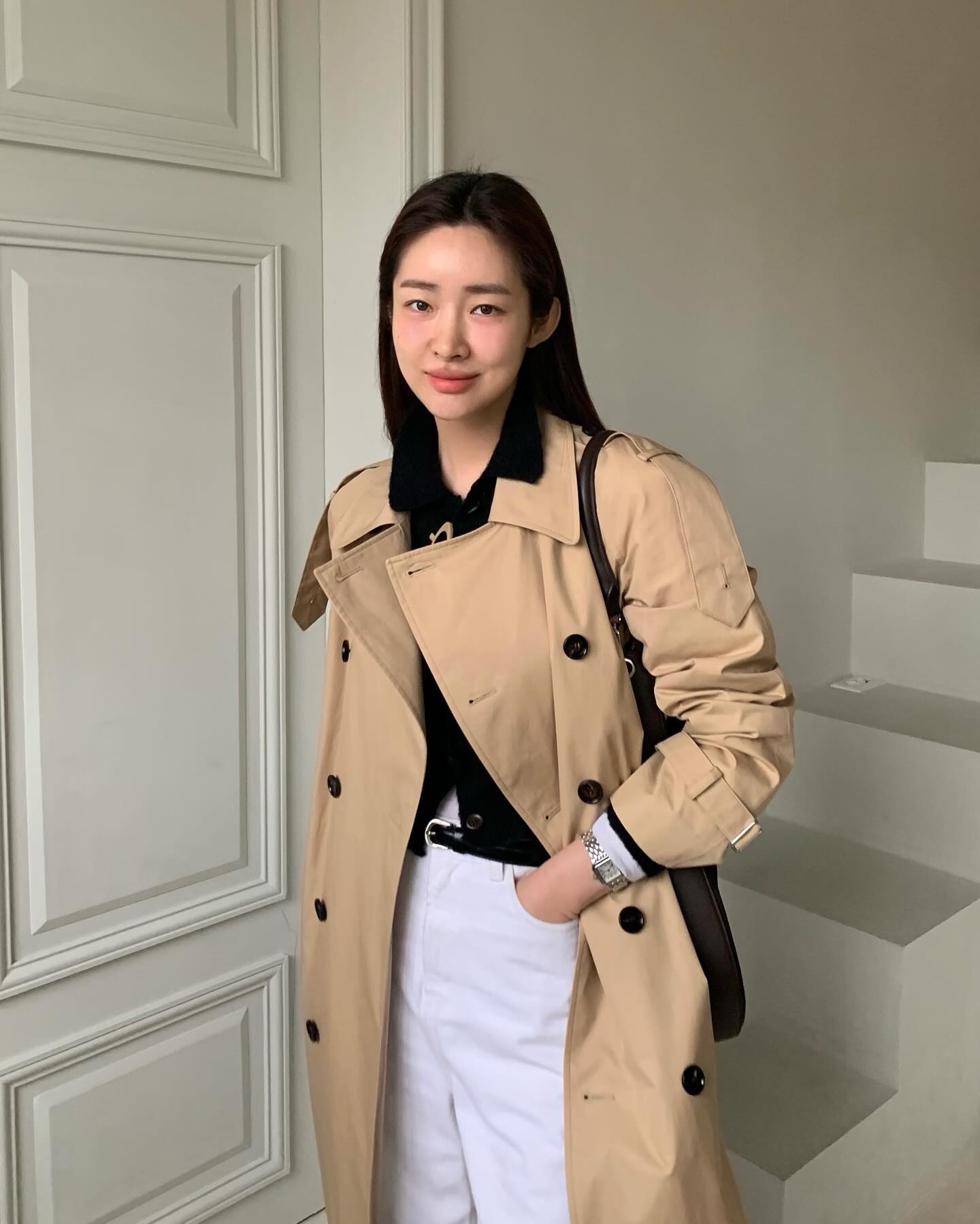 브라운 아우터엔 화이트가 찰떡🤍 이미지
