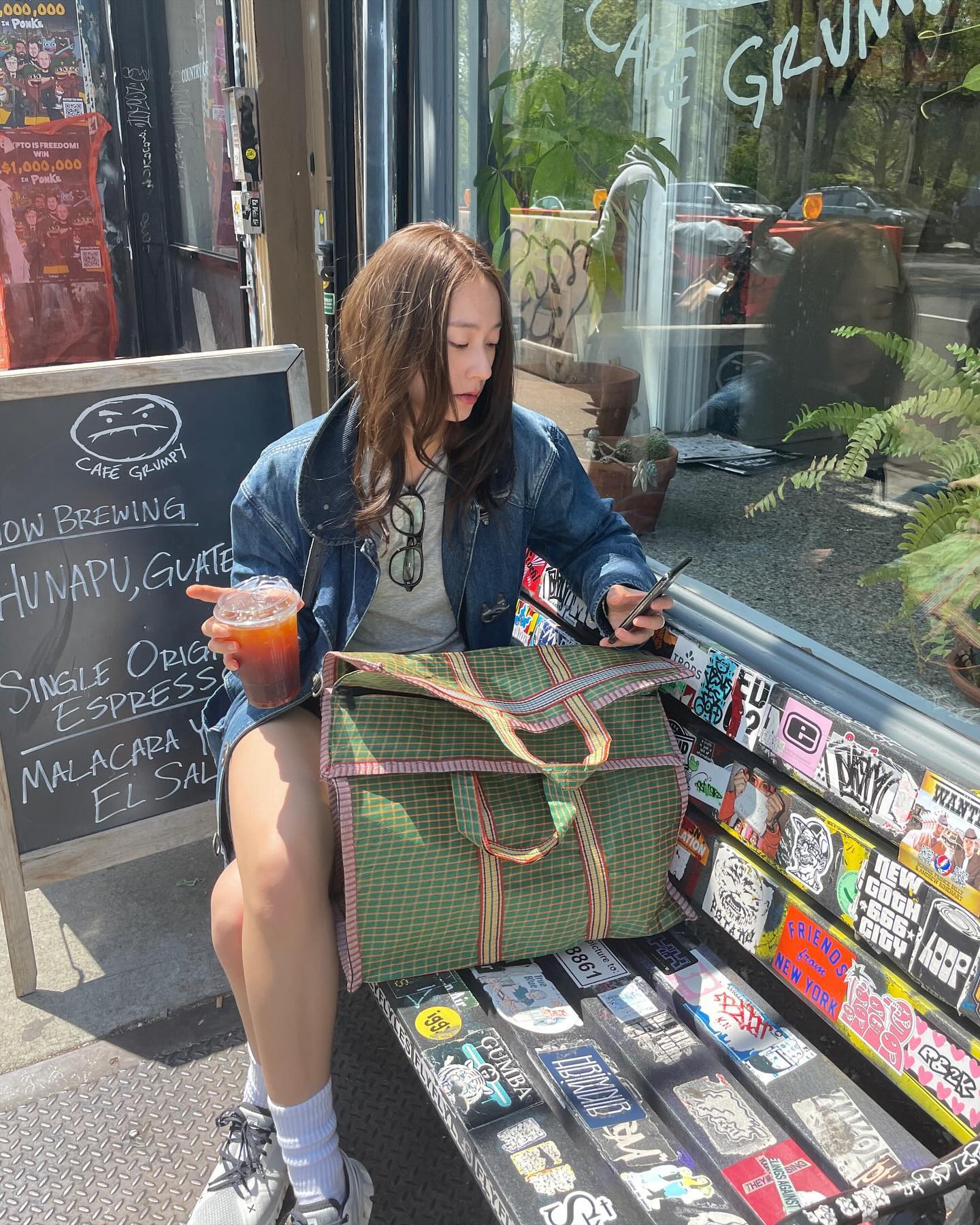 요즘 품절대란 브랜드👟온러닝
옷 잘 입는 셀럽 Pick 온러닝 운동화 4

1. 김나영: 온러닝 클라우드 5 워터프루프 올 블랙

2. 크리스탈: 온러닝 클라우드 X3 스니커즈

3. 안소희: 로에베 x 온러닝 클라우드틸트 2.0

4. 차정원: 온러닝 x 포스트 아카이브 팩션 클라우드몬스터 2 이미지